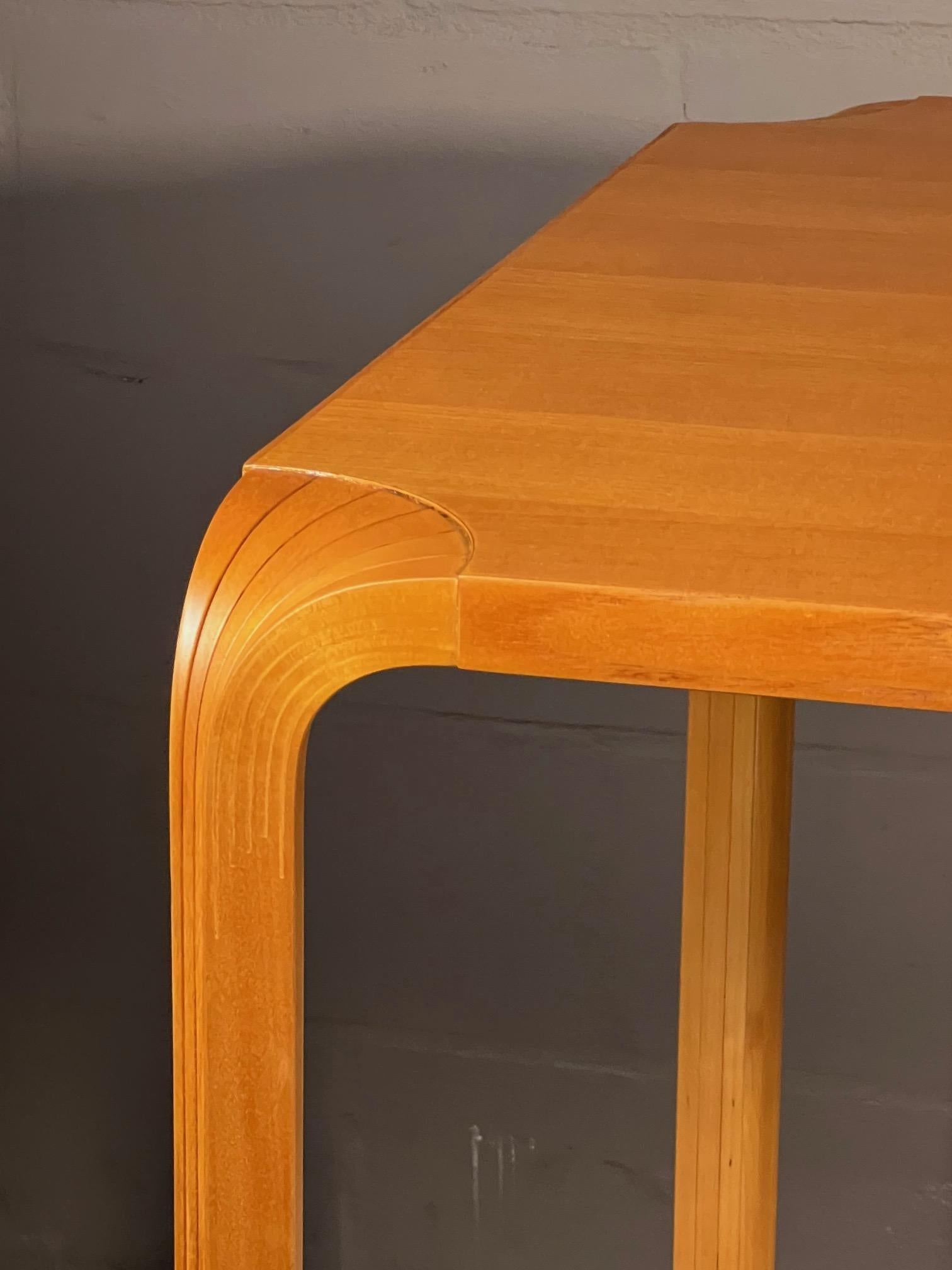 Mesa de comedor con patas en abanico Alvar Aalto en venta 1