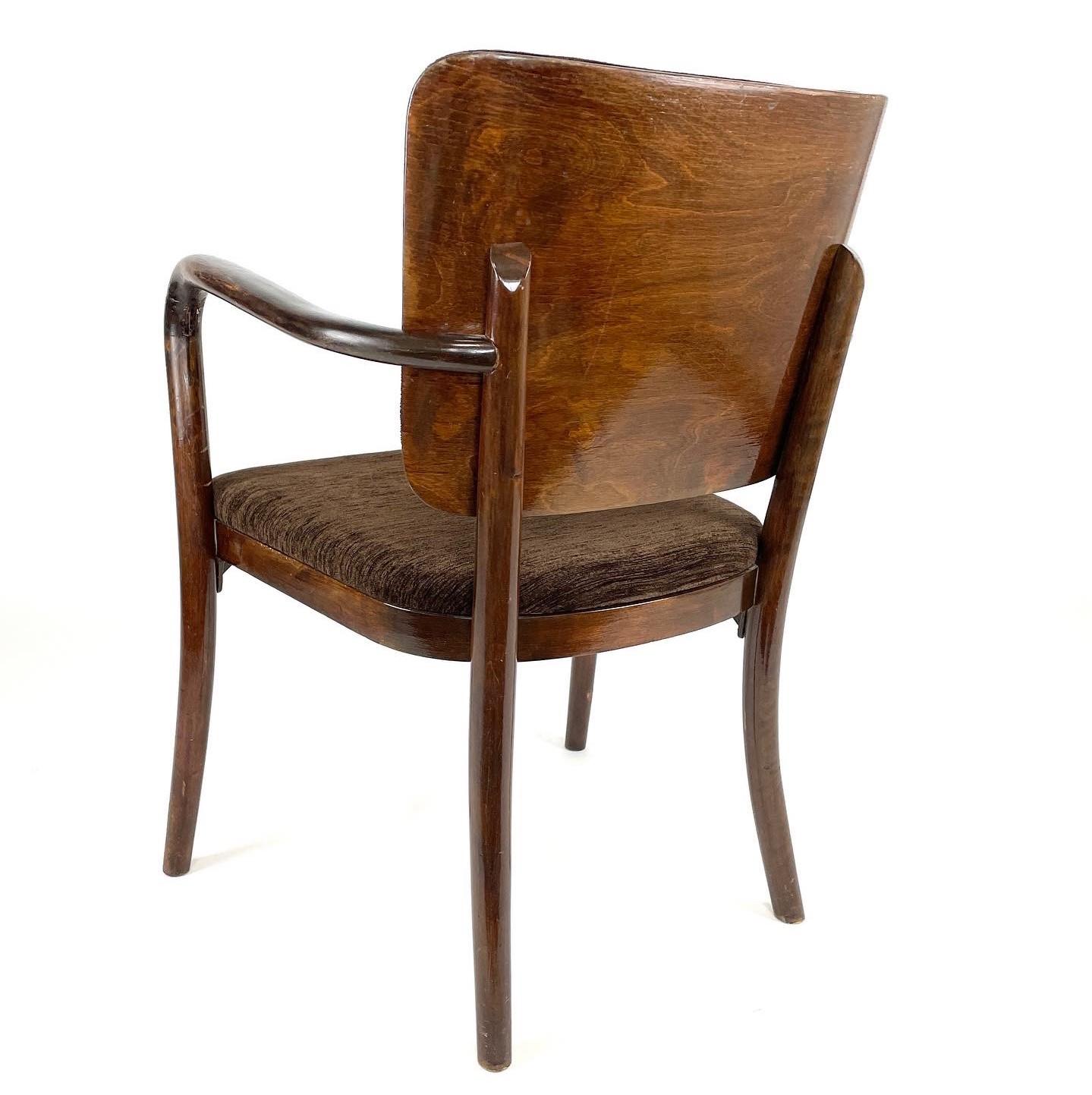 Rehaussez votre décoration intérieure avec cette élégante chaise moderne finlandaise conçue par Alvar Aalto et présentée à l'Exposition universelle de New York en 1939. Fabriqué sous les mains expertes de Wilh Schauman, ce chef-d'œuvre incarne