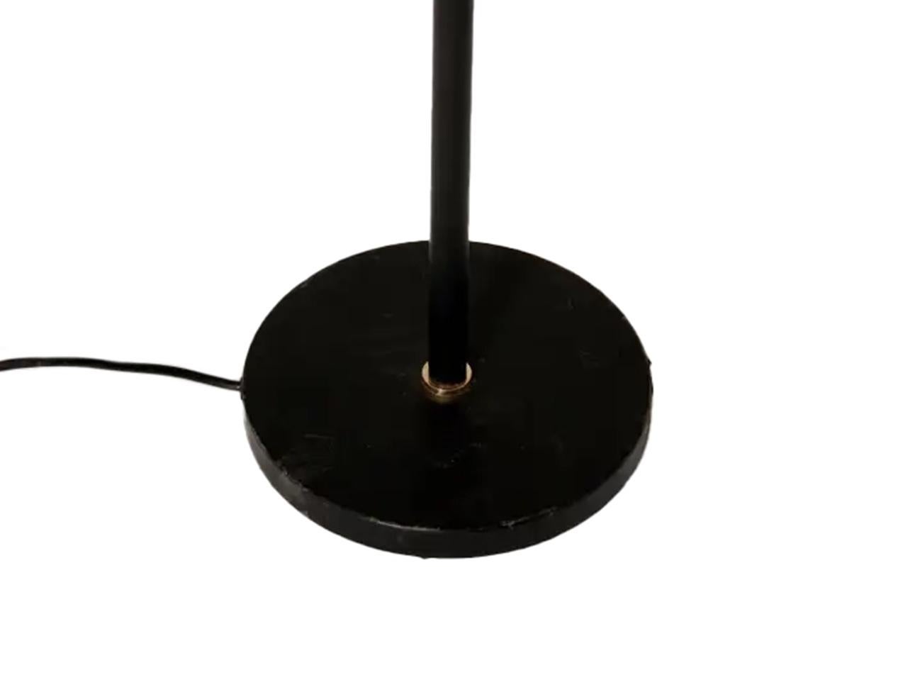 Alvar Aalto floor lamp A 810 by Valaisinpaja Oy Finland In Good Condition For Sale In WIJCKEL, NL