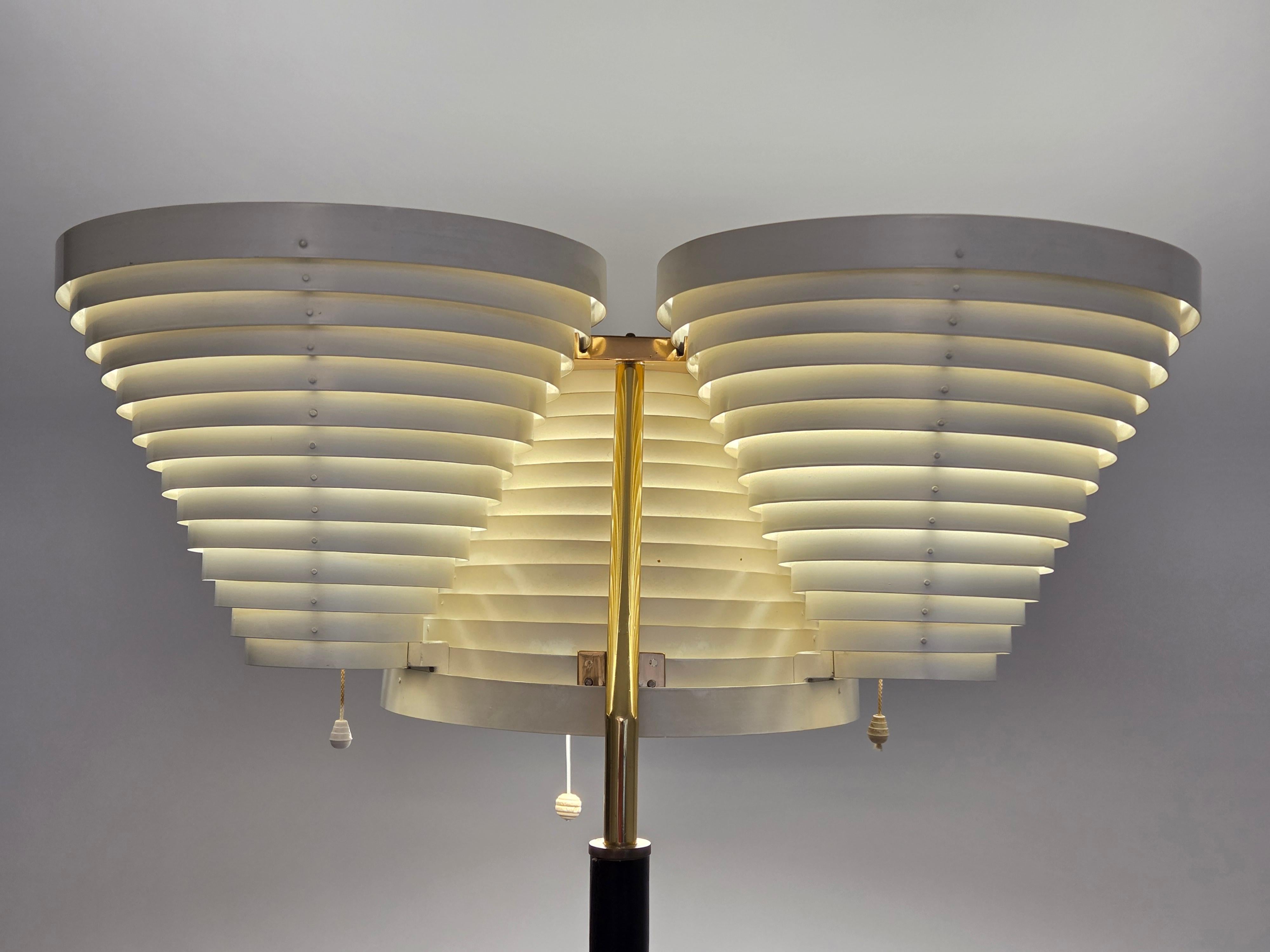 Milieu du XXe siècle Alvar Aalto Floor Lamp A809 By Valaistustyö en vente