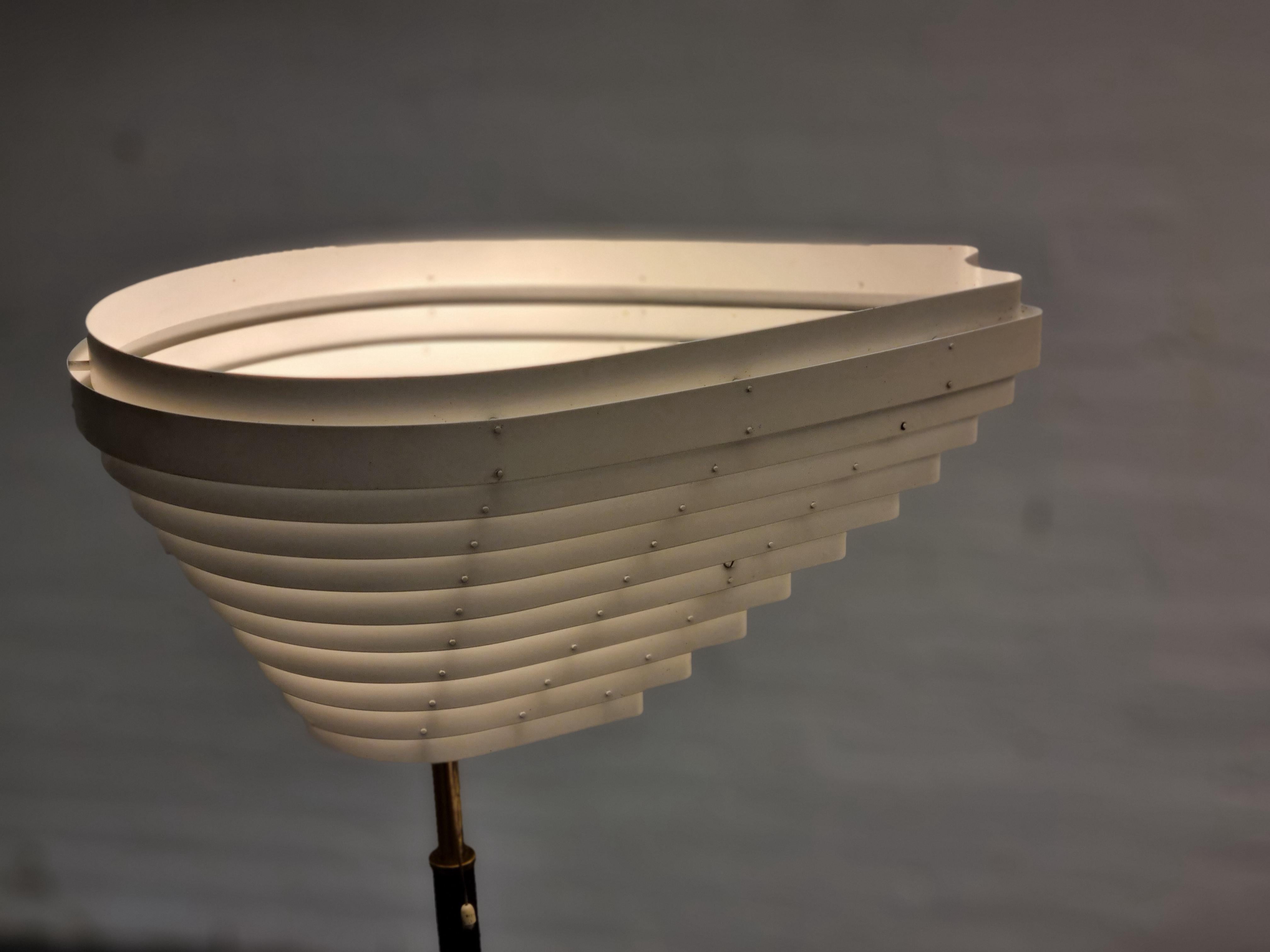 Finlandais Alvar Aalto, lampadaire « Angel Wing » A805, Artek  en vente