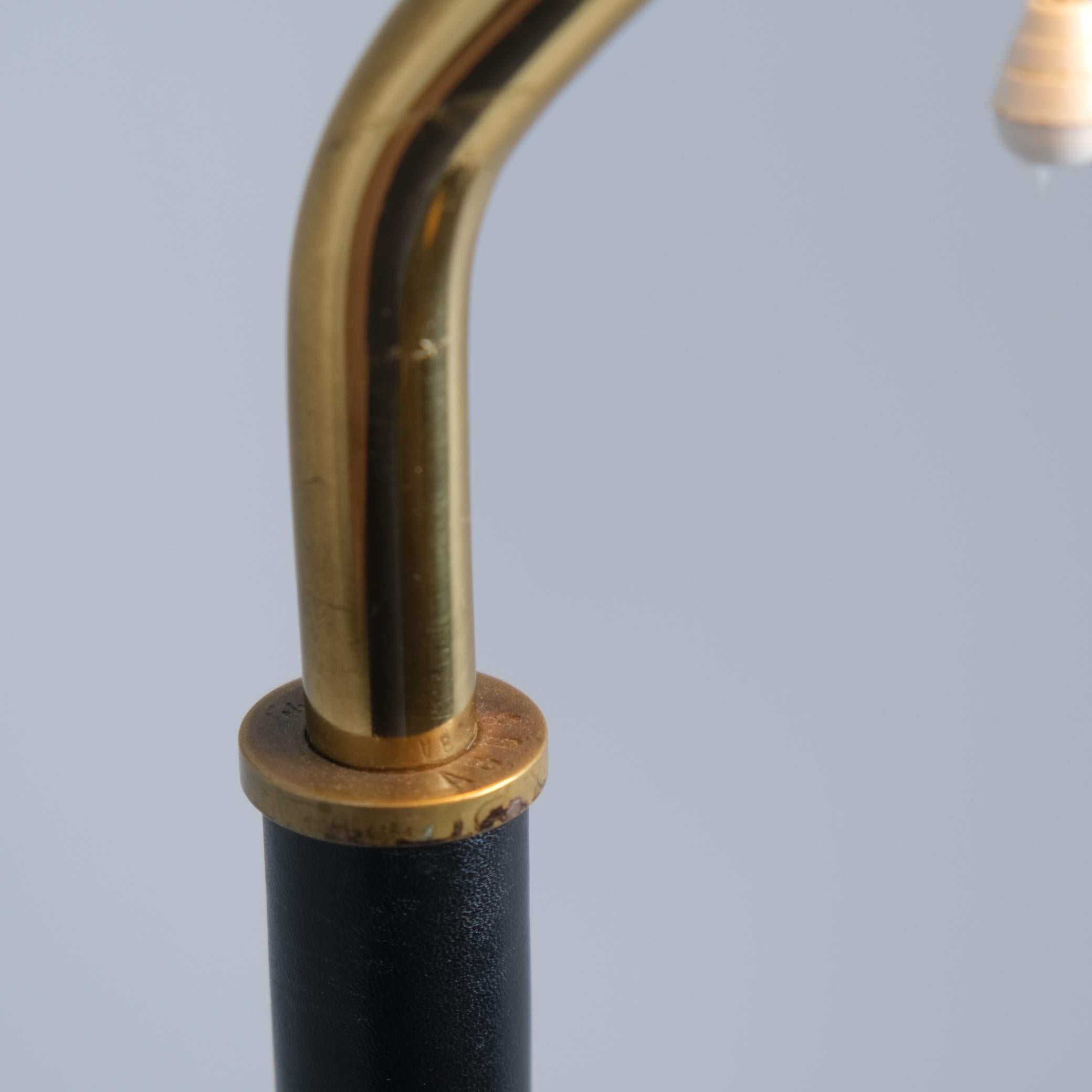Lampadaire Alvar Aalto+Aalto modèle A808 en laiton, Valaistustyö Oy années 1950 en vente 3