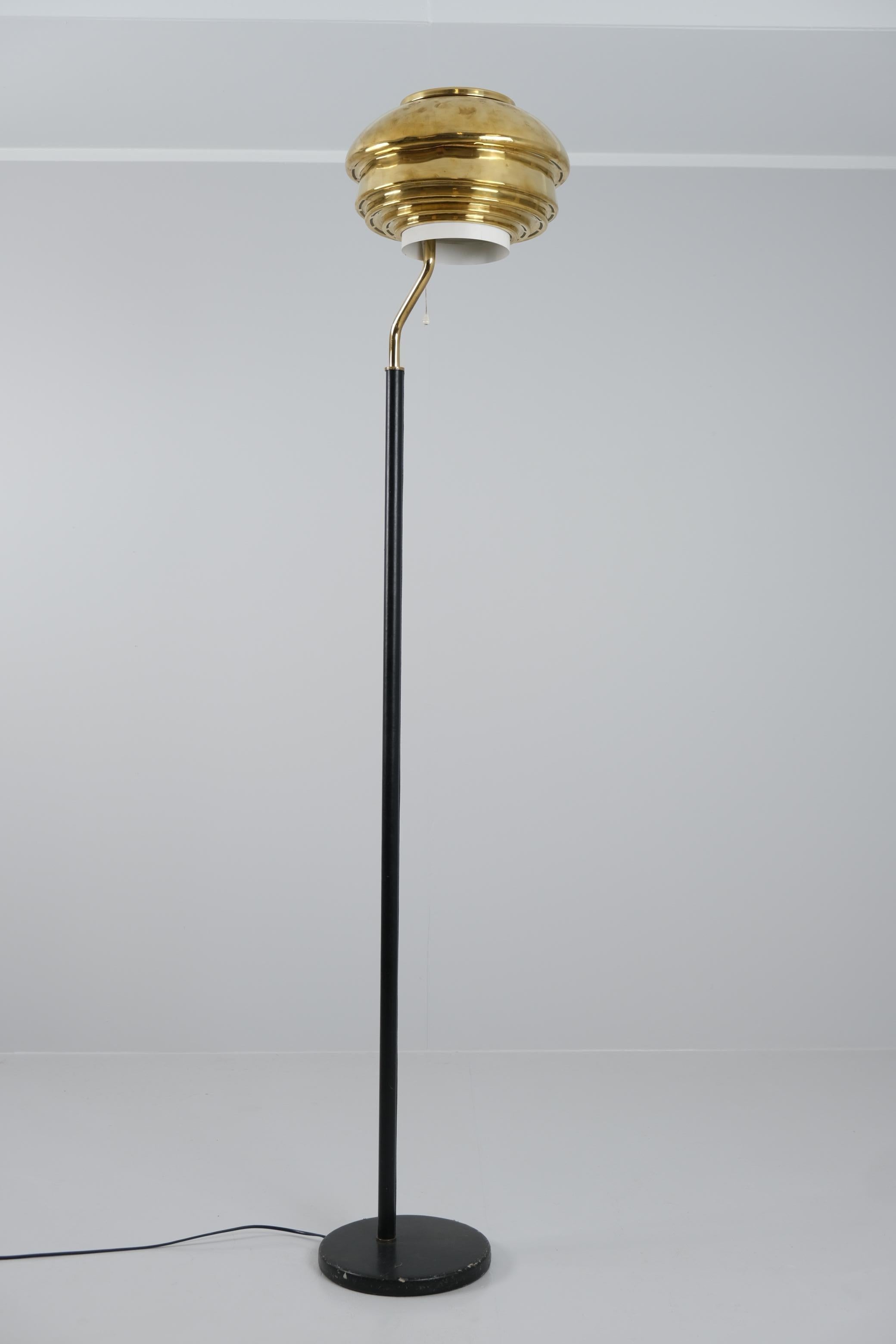 Mid-Century Modern Lampadaire Alvar Aalto+Aalto modèle A808 en laiton, Valaistustyö Oy années 1950 en vente
