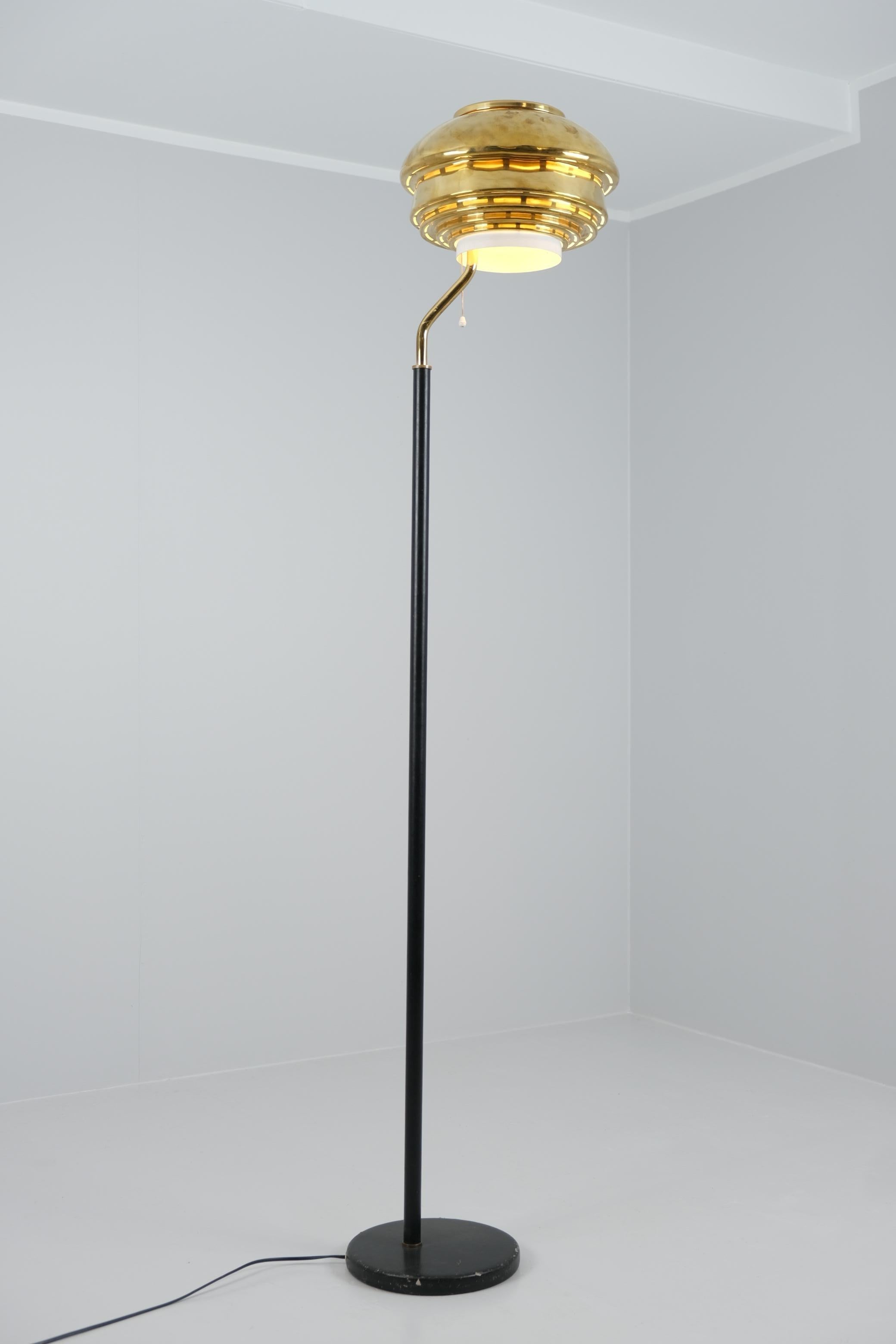 Finlandais Lampadaire Alvar Aalto+Aalto modèle A808 en laiton, Valaistustyö Oy années 1950 en vente