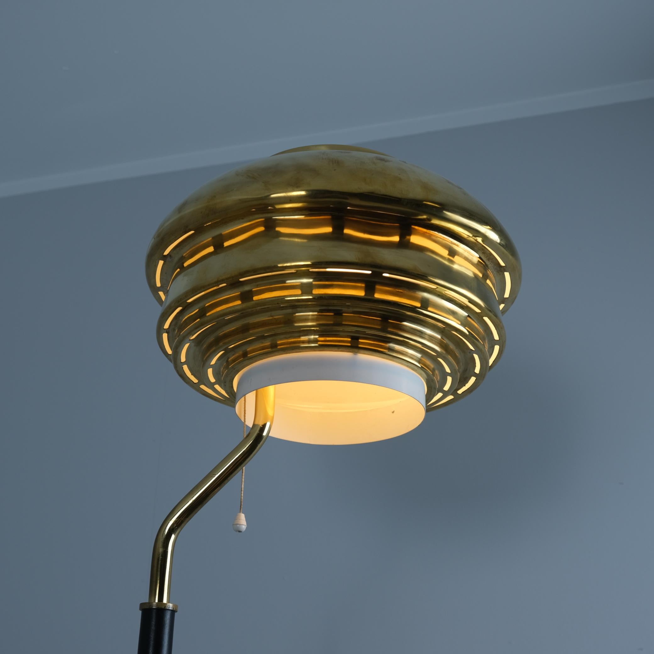 Milieu du XXe siècle Lampadaire Alvar Aalto+Aalto modèle A808 en laiton, Valaistustyö Oy années 1950 en vente