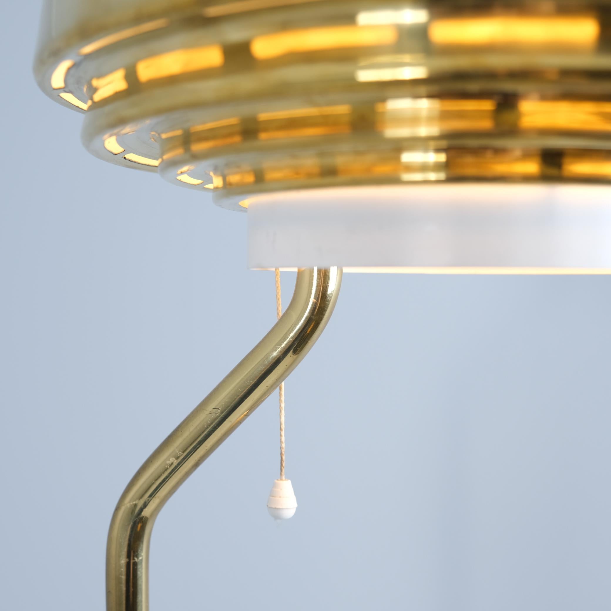 Lampadaire Alvar Aalto+Aalto modèle A808 en laiton, Valaistustyö Oy années 1950 en vente 2