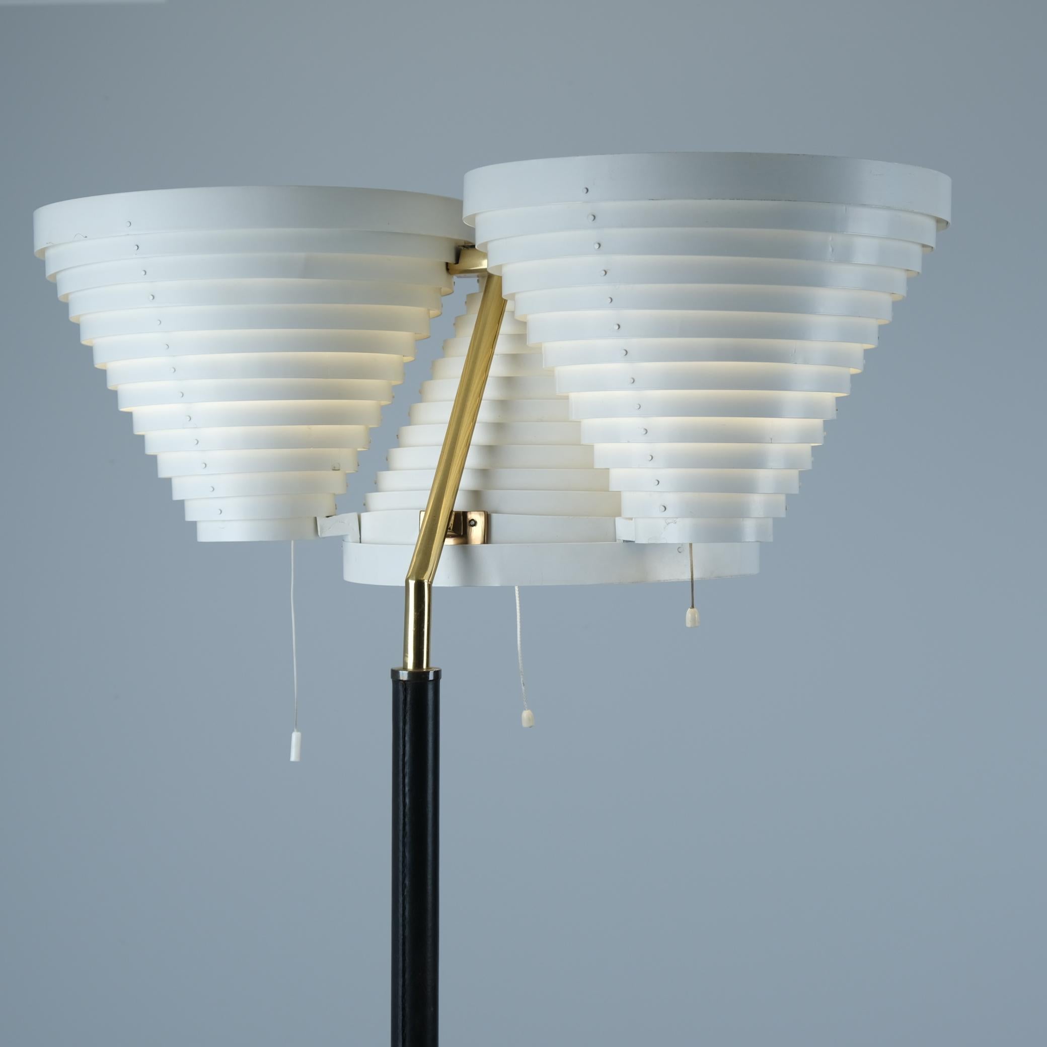 Alvar Aalto Stehleuchte Modell A809 aus weißem und schwarzem Leder, Valaistustyö 1960er Jahre im Angebot 6