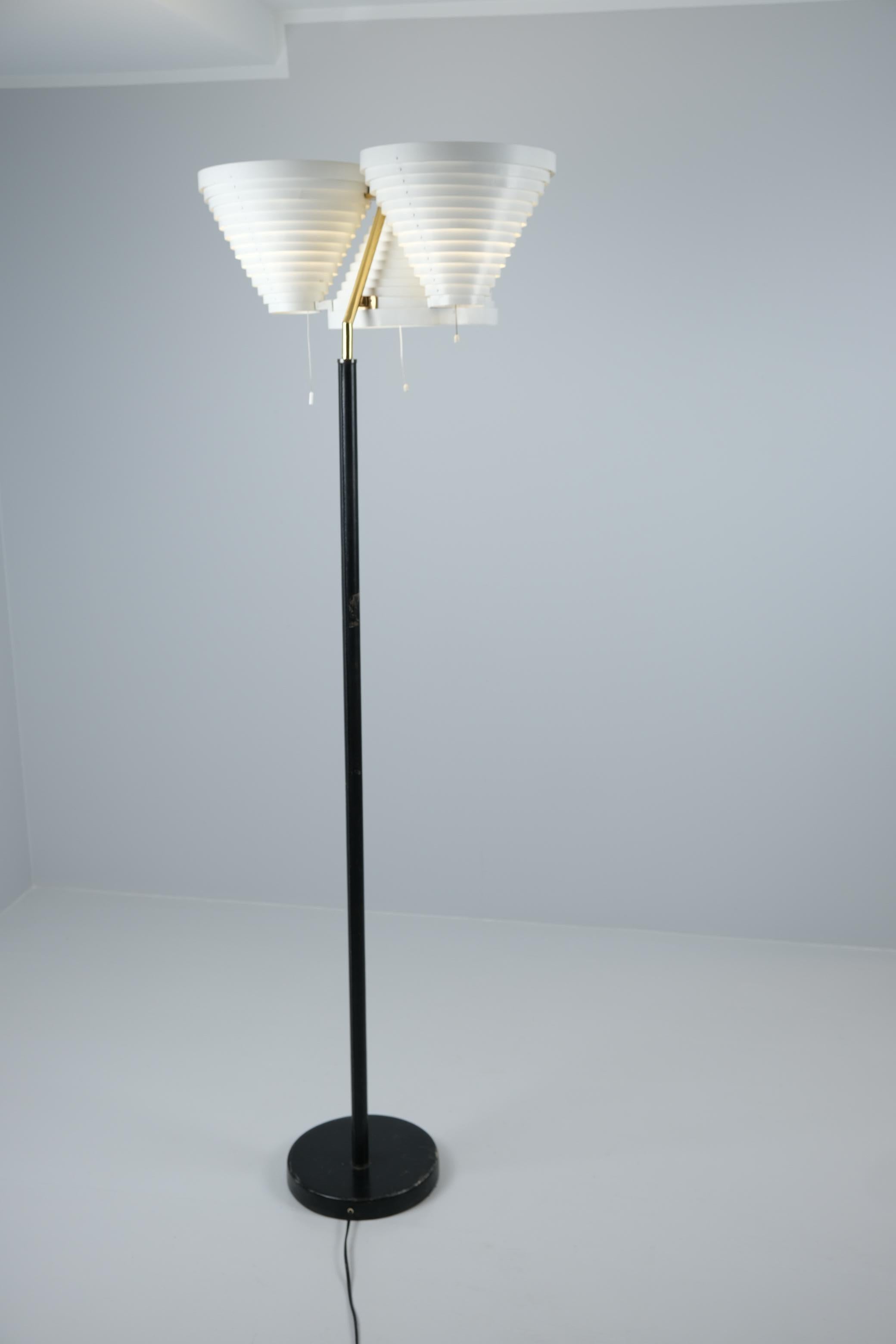 Alvar Aalto Stehleuchte Modell A809 aus weißem und schwarzem Leder, Valaistustyö 1960er Jahre im Angebot 8