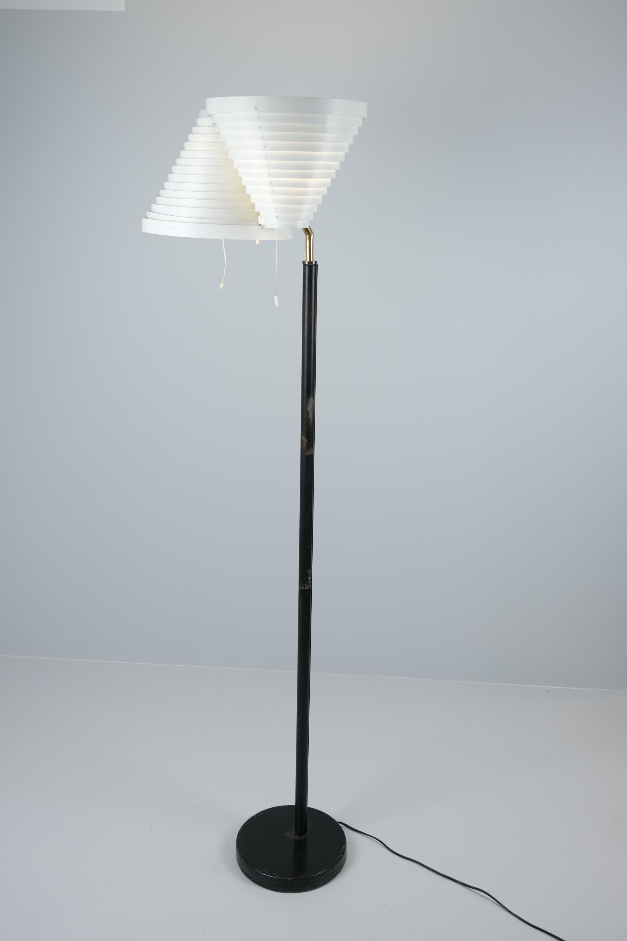 Alvar Aalto Stehleuchte Modell A809 aus weißem und schwarzem Leder, Valaistustyö 1960er Jahre (Moderne der Mitte des Jahrhunderts) im Angebot