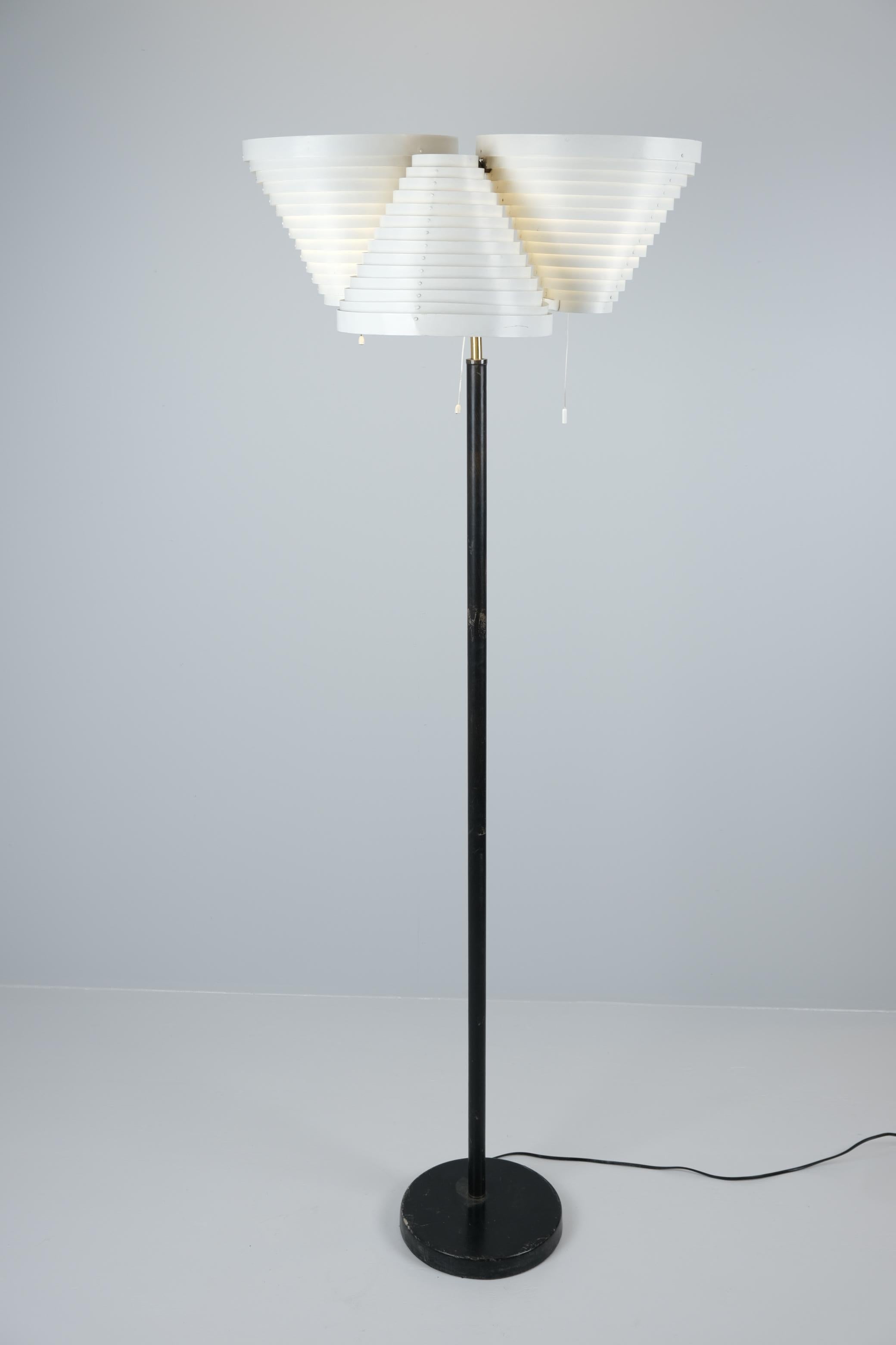 Alvar Aalto Stehleuchte Modell A809 aus weißem und schwarzem Leder, Valaistustyö 1960er Jahre (Finnisch) im Angebot