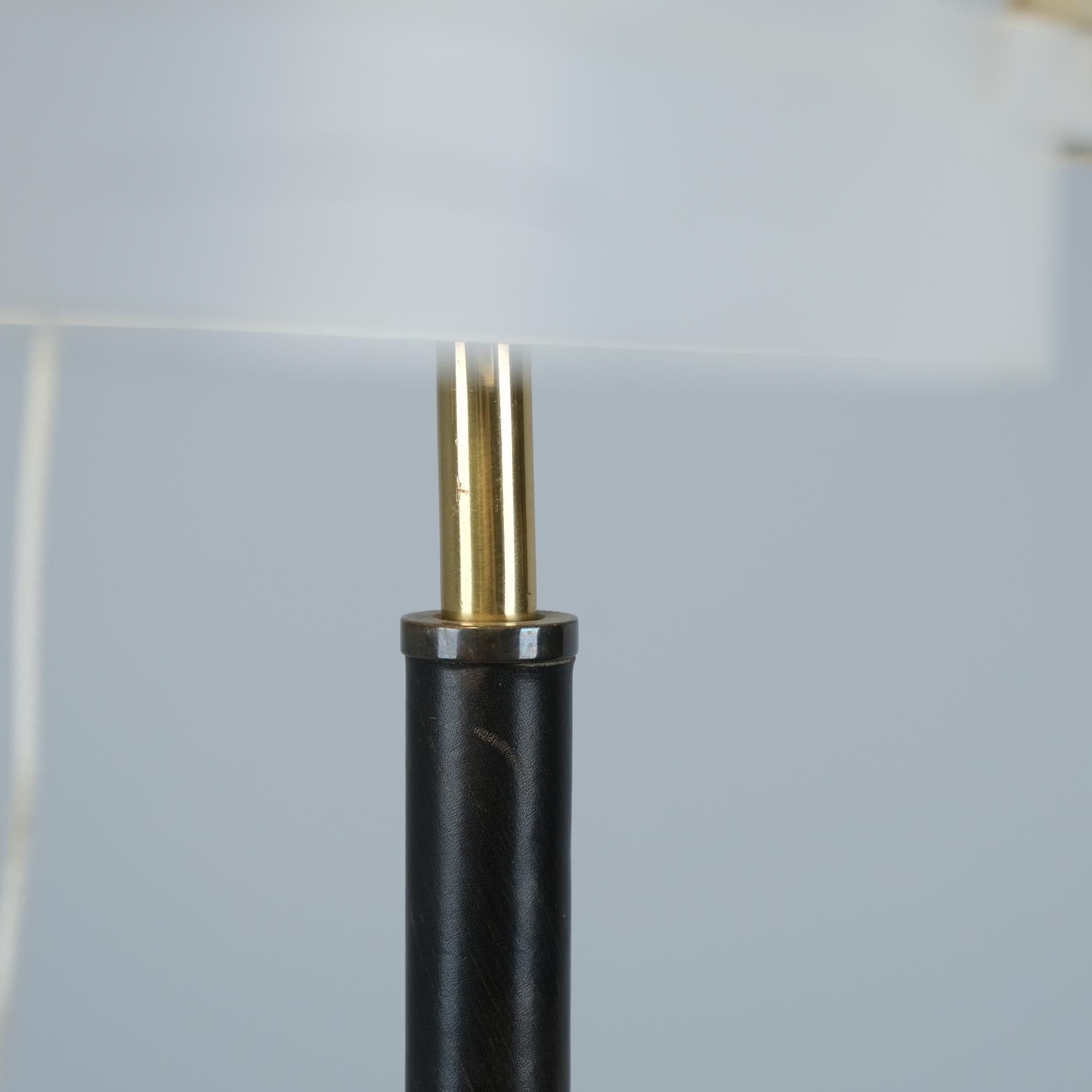 Alvar Aalto Stehleuchte Modell A809 aus weißem und schwarzem Leder, Valaistustyö 1960er Jahre im Angebot 1