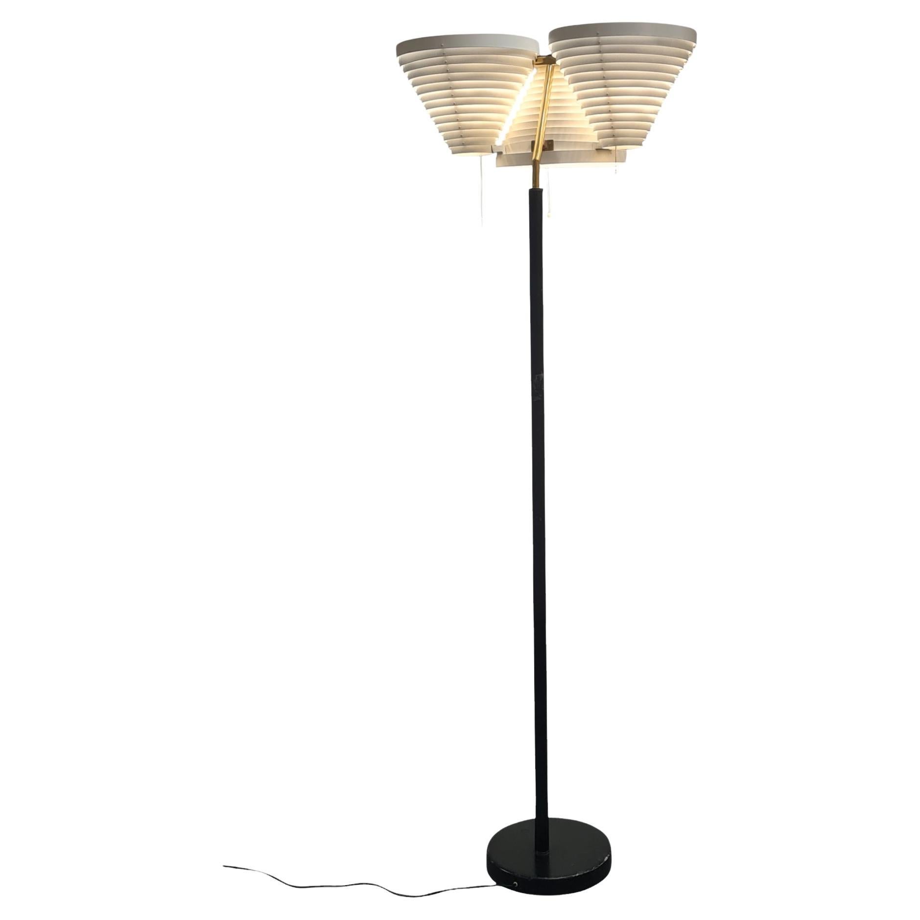 Lampada da terra Alvar Aalto modello A809 in pelle bianca e nera, Valaistustyö anni '60