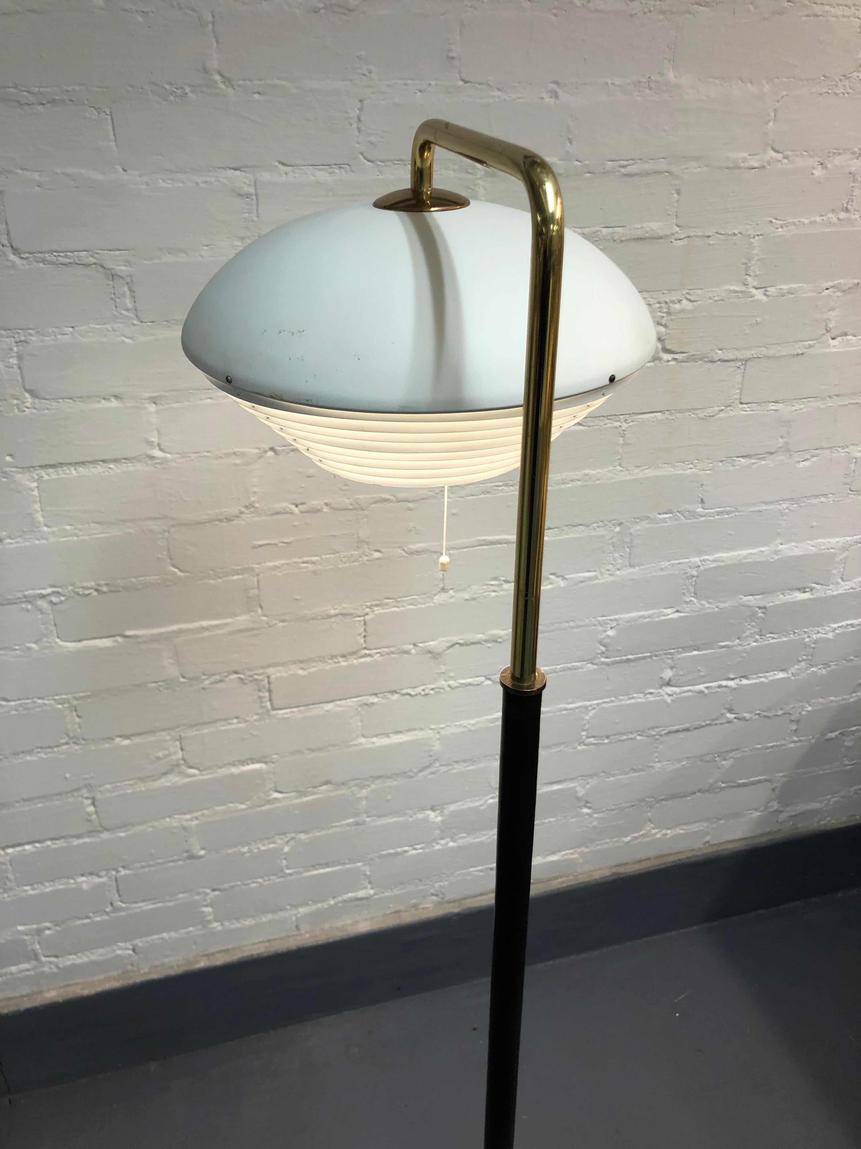 Alvar Aalto Floor Lamp Model A811, Valaistustyö In Good Condition For Sale In Helsinki, FI