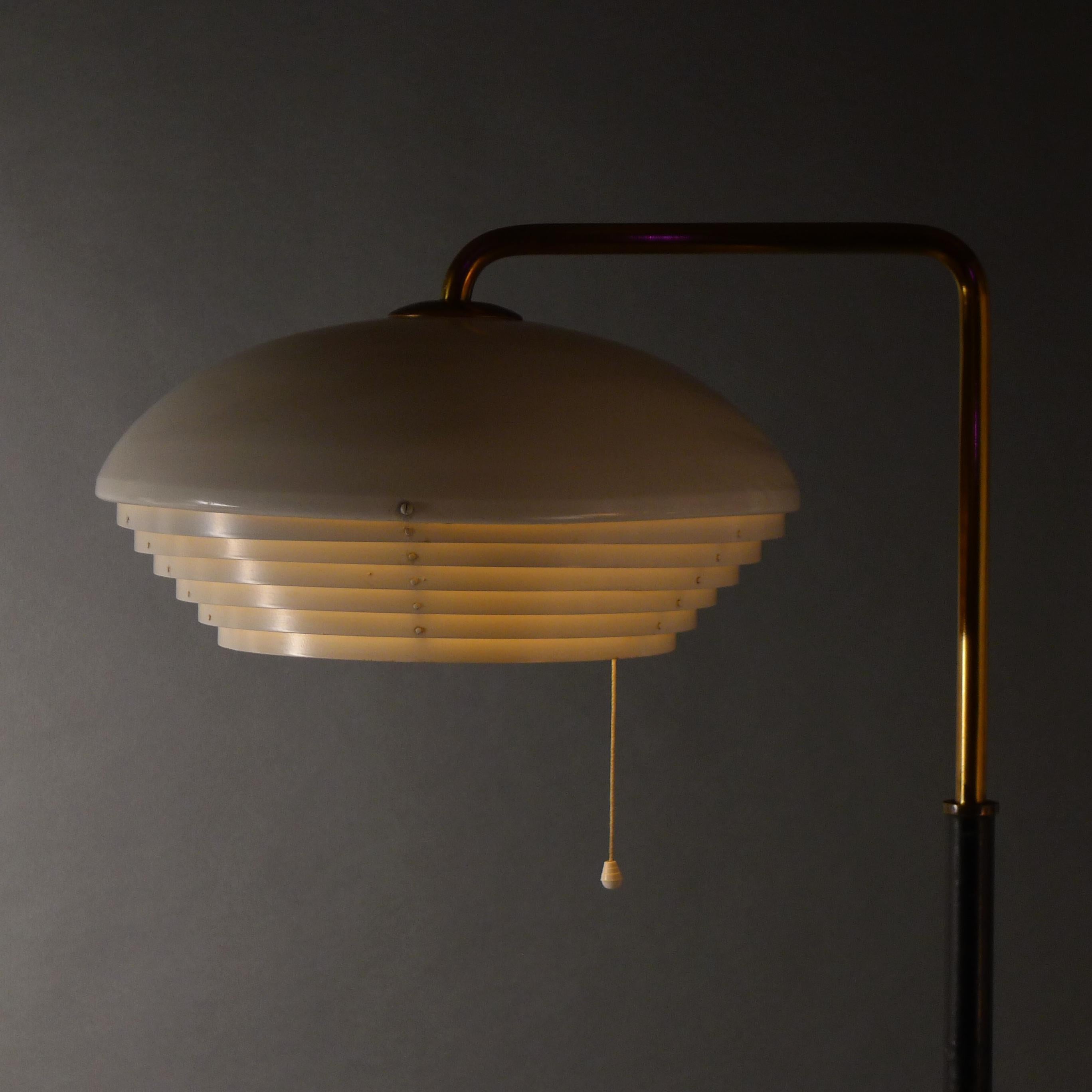 Alvar Aalto Floor Lamp, Model A811, Valaistustyö, Finland 1950s In Good Condition For Sale In Wargrave, Berkshire