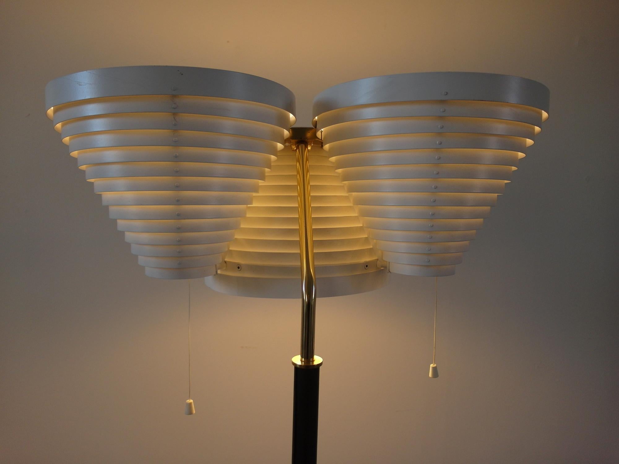 Alvar Aalto Floor Light A809 Early Production by Valaisinpaja Oy, Finland, 1959 In Good Condition For Sale In Woudrichem, NL