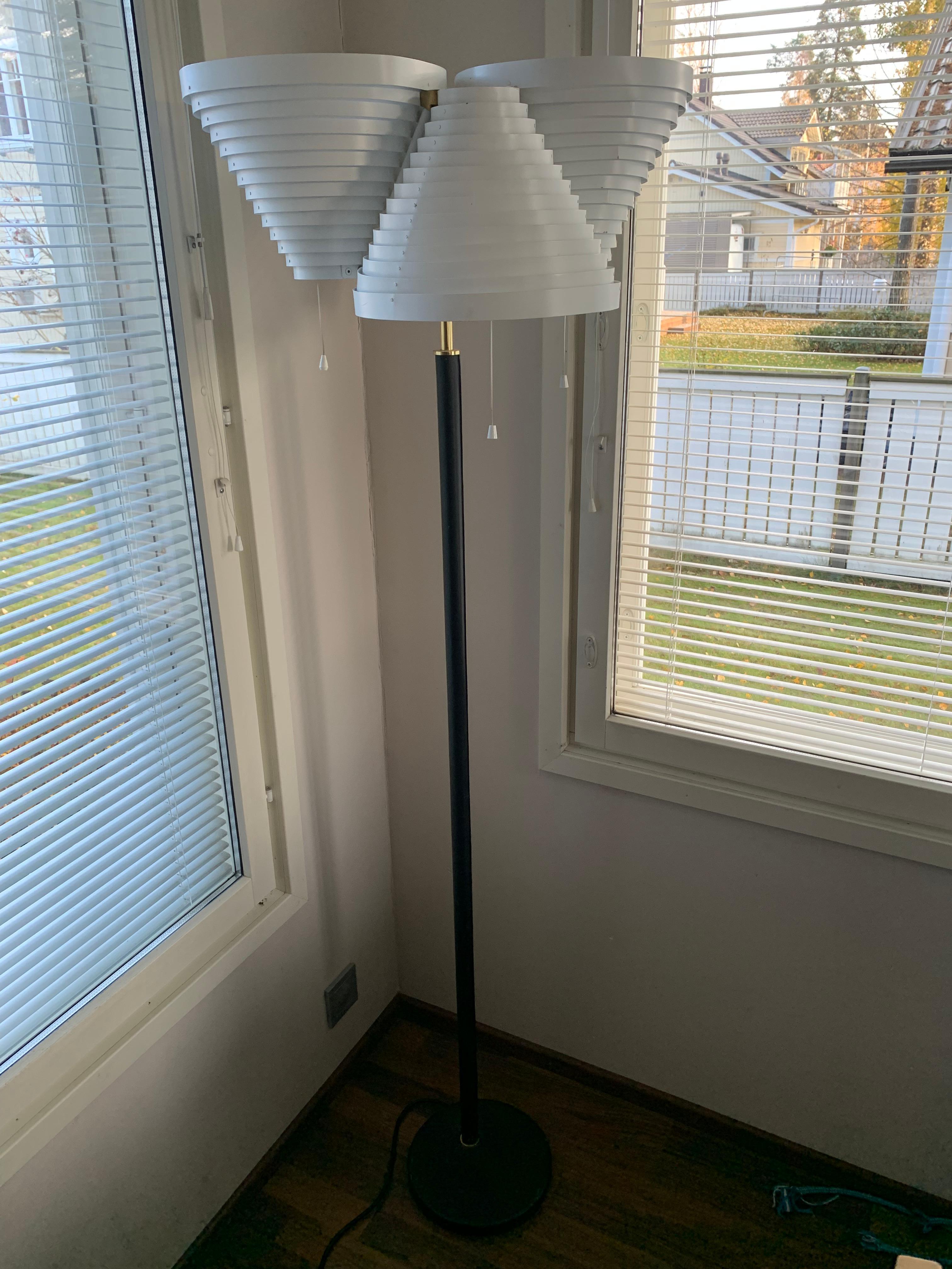 The Artek Aalto A809 floor lamp, designed by the renowned Finnish architect and designer Alvar Aalto, is a masterpiece that beautifully combines functionality and aesthetics. Crafted in the mid-20th century, this lamp exemplifies Aalto's signature