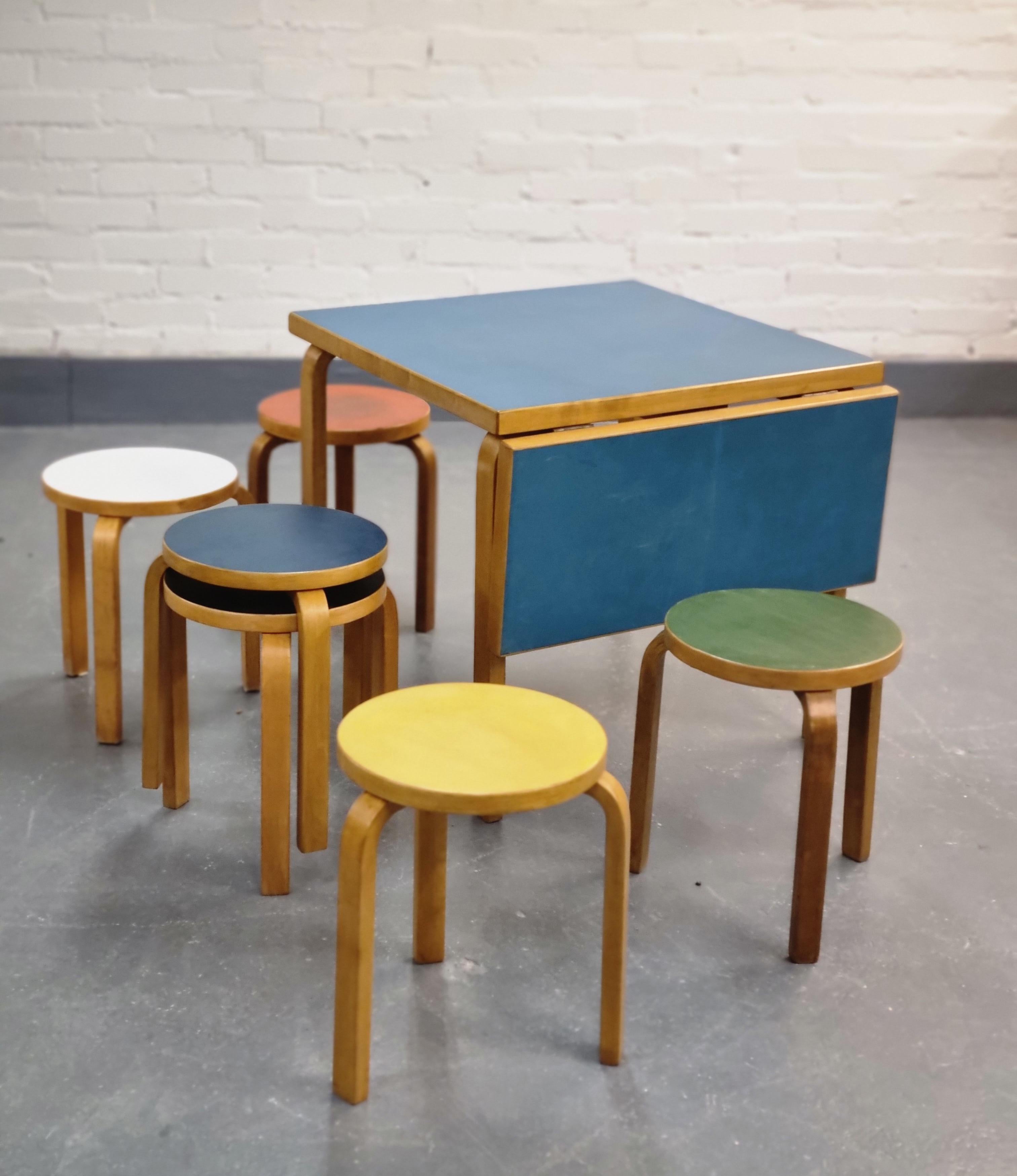 This extremely colourful set of 6 stools and a clapper table adds playfullness into your home while still keeping up the elegance of classic Alvar Aalto furniture. The different bright colours in this set will stand out in any interior and bring out