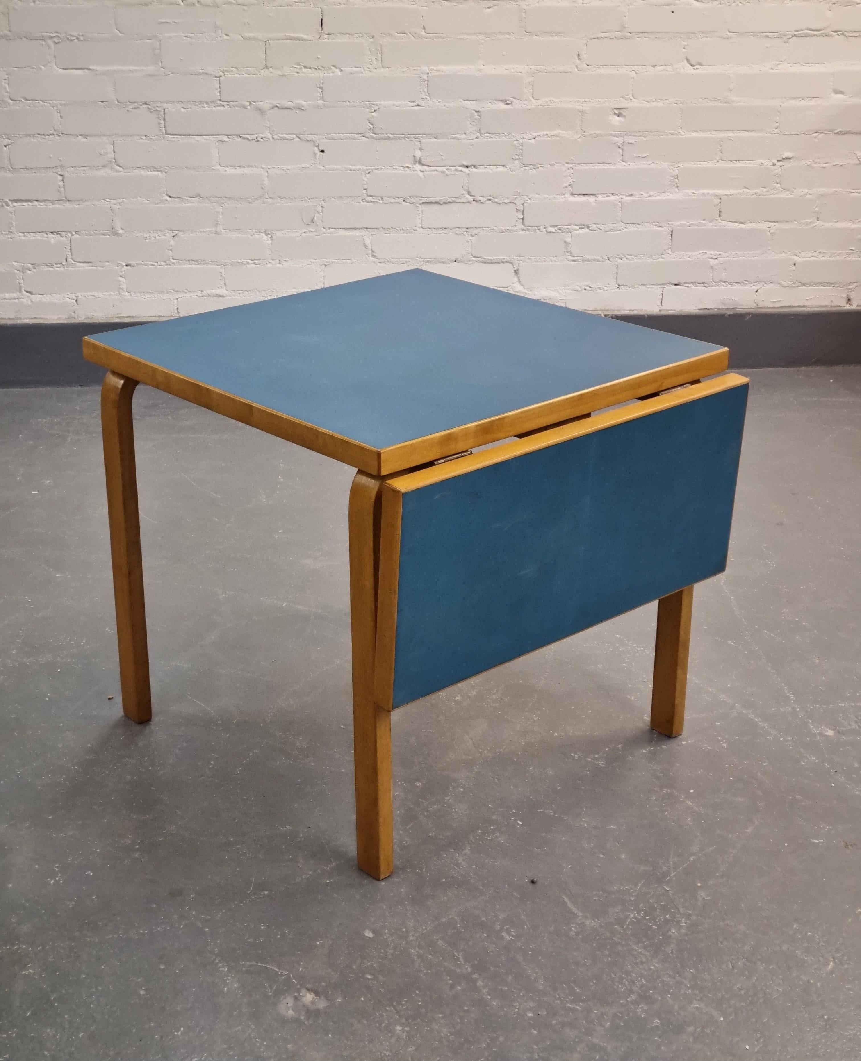 Alvar Aalto Foldable Table and 6 Stools, Artek In Good Condition In Helsinki, FI