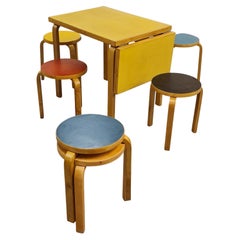 Alvar Aalto, klappbarer Tisch und 6 Hocker, Artek