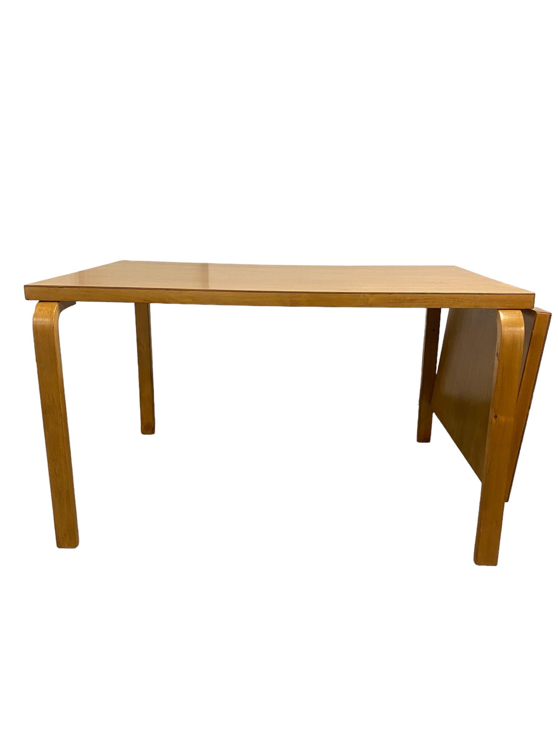 Table pliable Alvar Aalto en bouleau  Artek 1950s Bon état - En vente à Helsinki, FI