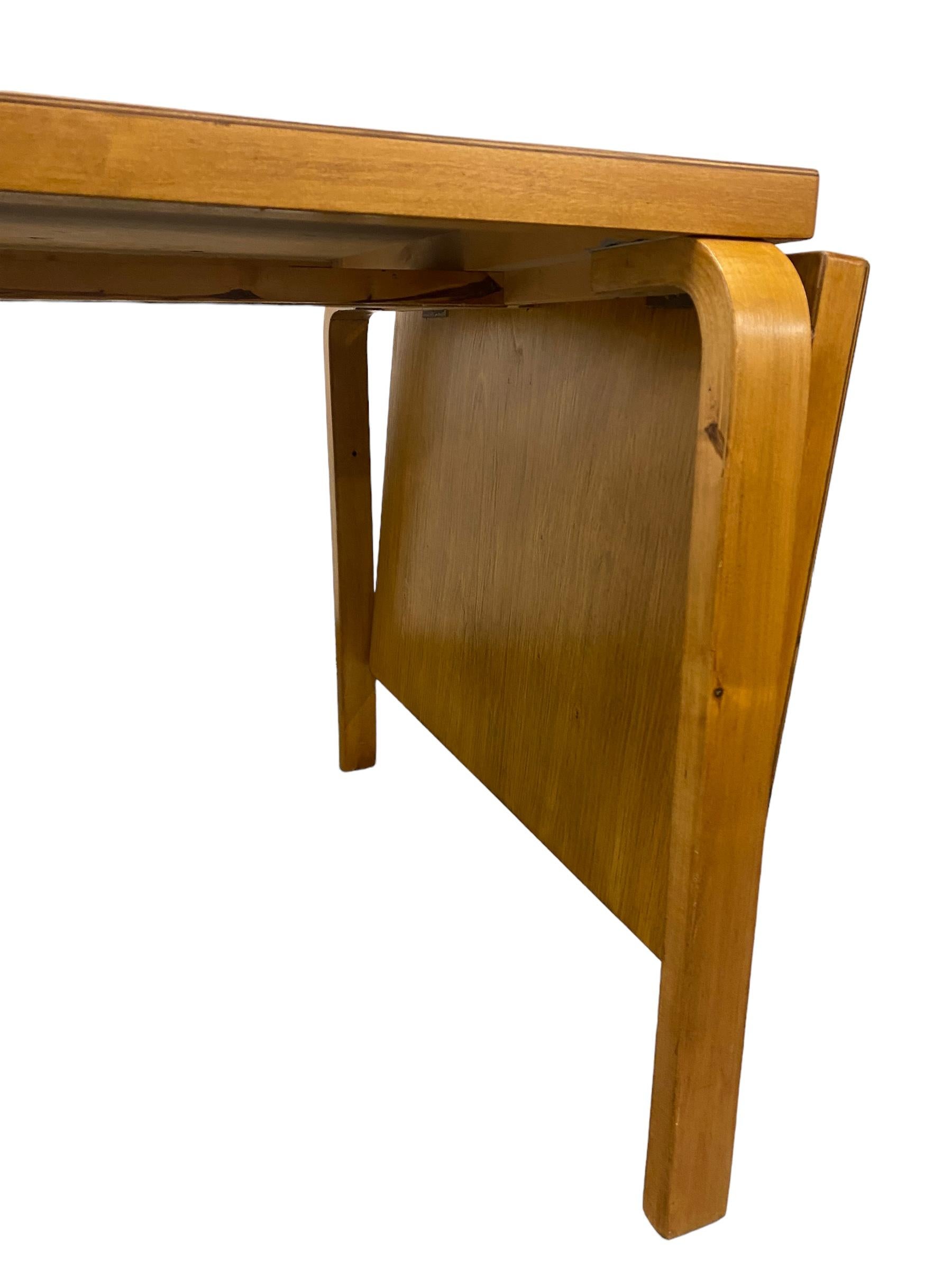 Ein faltbarer Tisch von Alvar Aalto aus Birke,  Artek 1950er Jahre (Mitte des 20. Jahrhunderts) im Angebot
