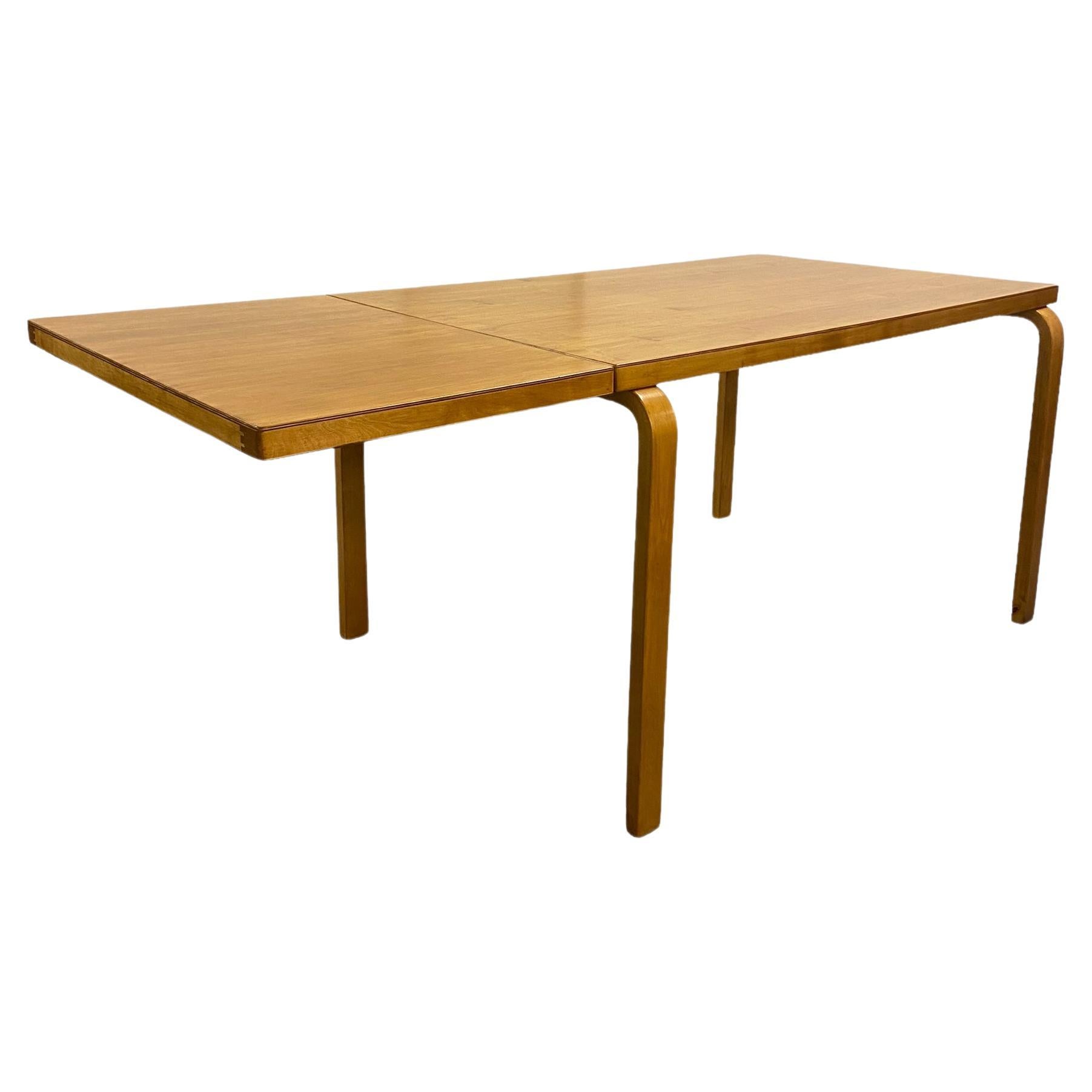 Ein faltbarer Tisch von Alvar Aalto aus Birke,  Artek 1950er Jahre im Angebot