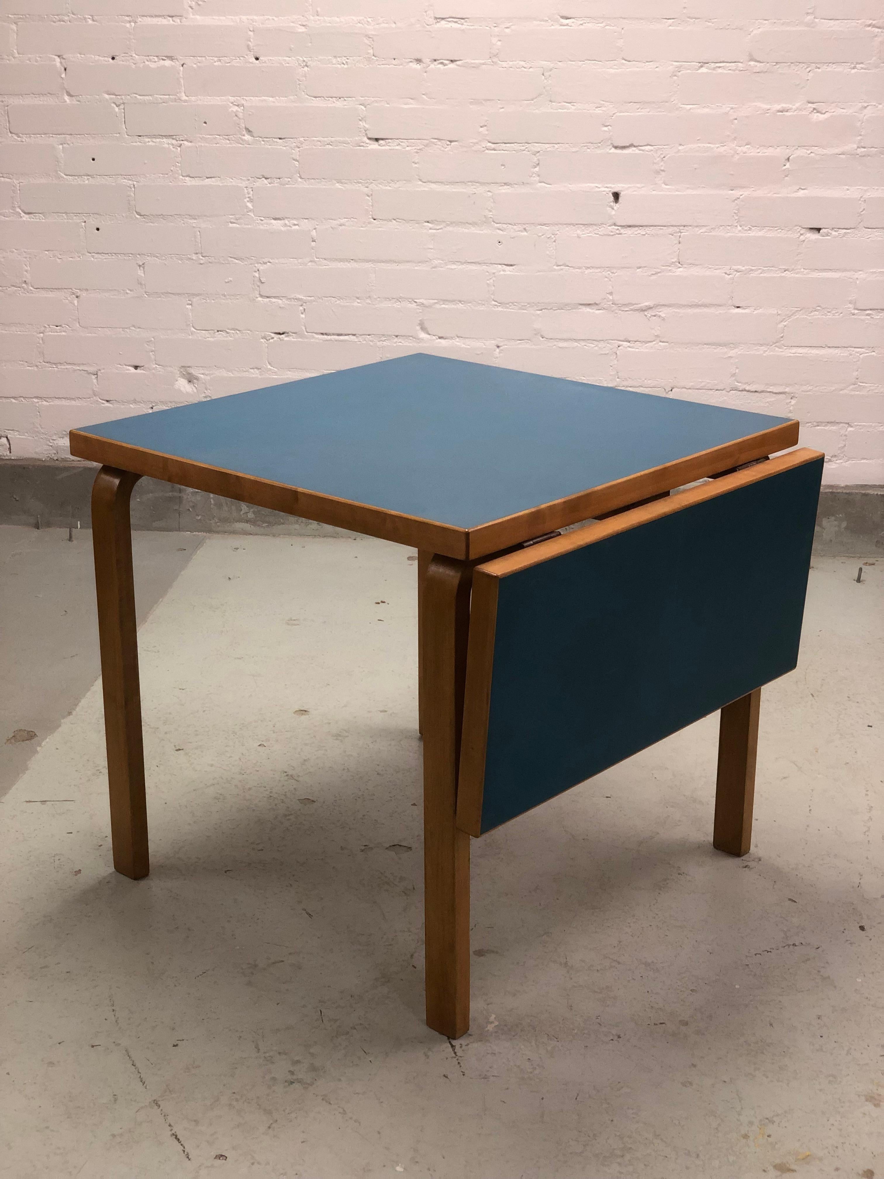 Table pliante d'Alvar Aalto en bouleau avec une belle surface en linoléum bleu, conçue par Alvar Aalto et fabriquée par Artek dans les années 1950. Les matériaux utilisés par Artek étaient très duables et ont duré des années et des années en bon