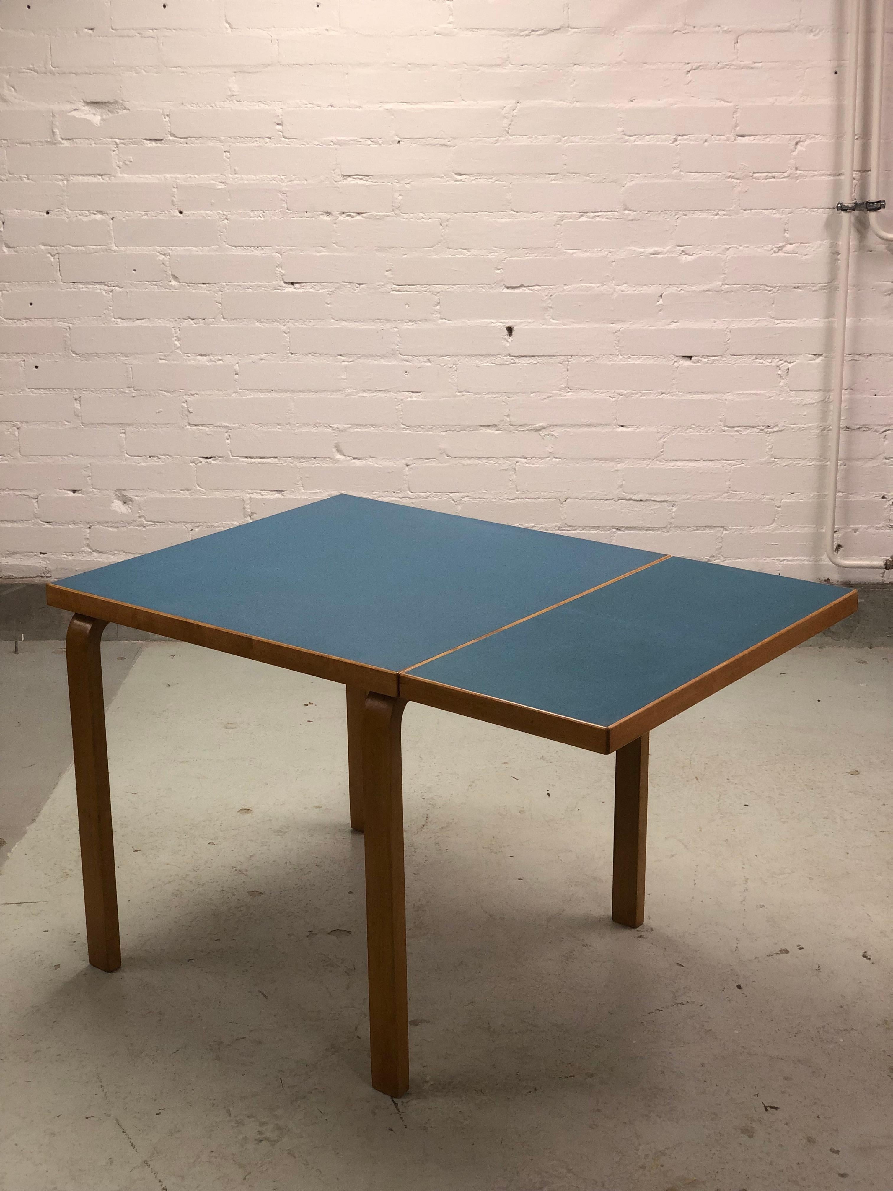 Mid-Century Modern Table pliante d'Alvar Aalto+Aalto en linoléum bleu, Artek 1950s en vente