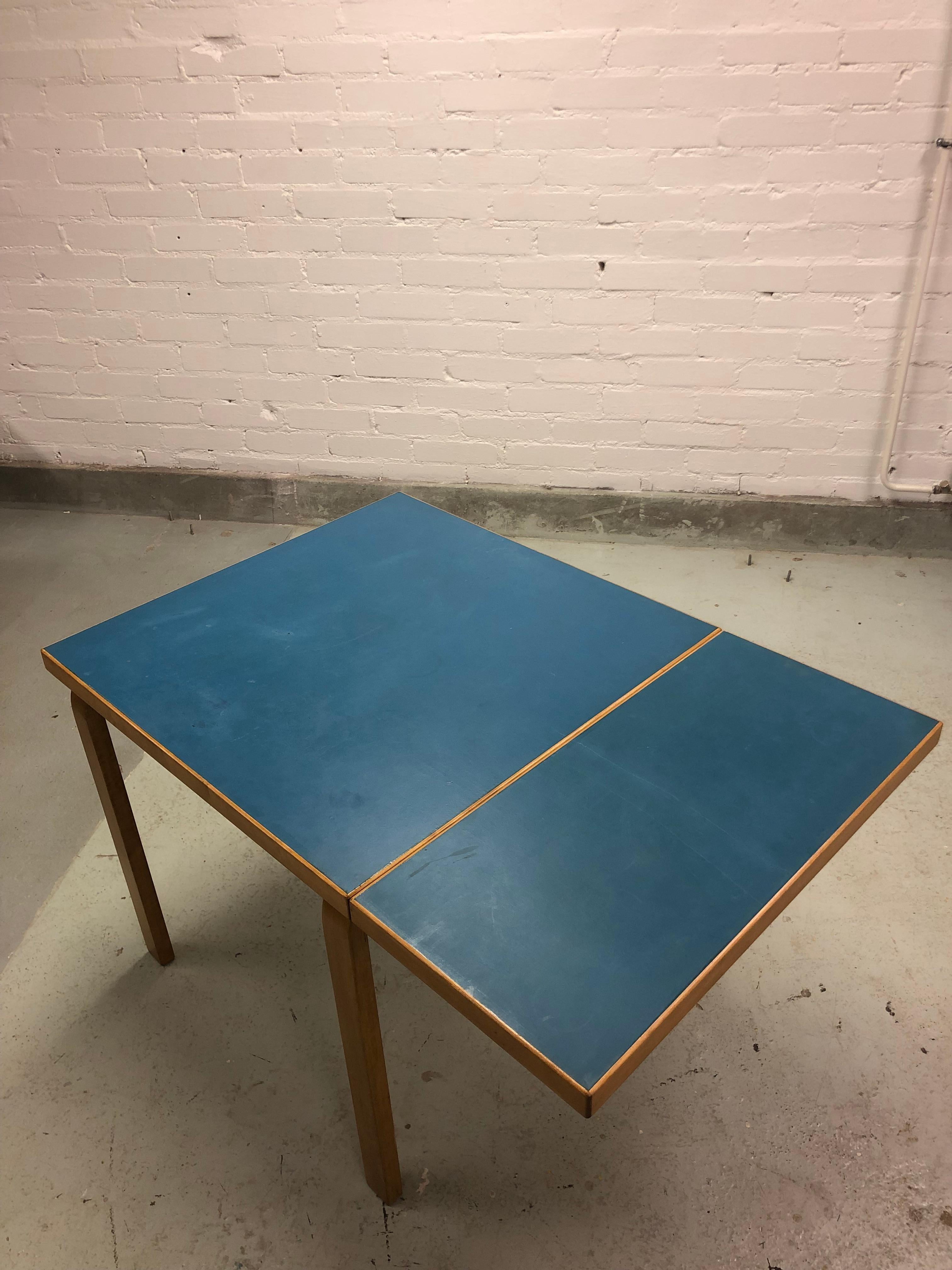 Finlandais Table pliante d'Alvar Aalto+Aalto en linoléum bleu, Artek 1950s en vente