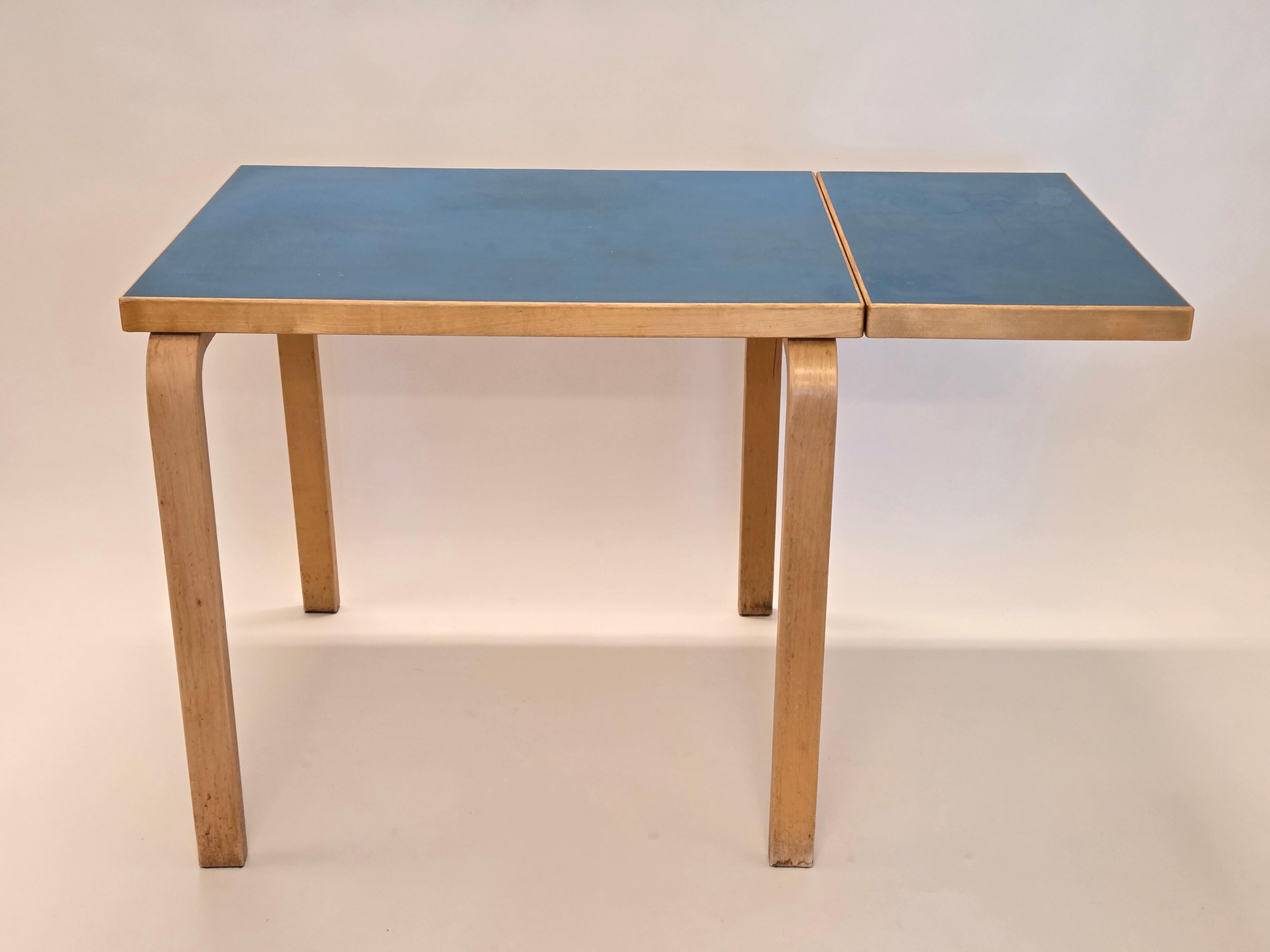 Table pliante DL82 et 65 chaises d'Alvar Aalto+Aalto par Artek 1960s en vente 3