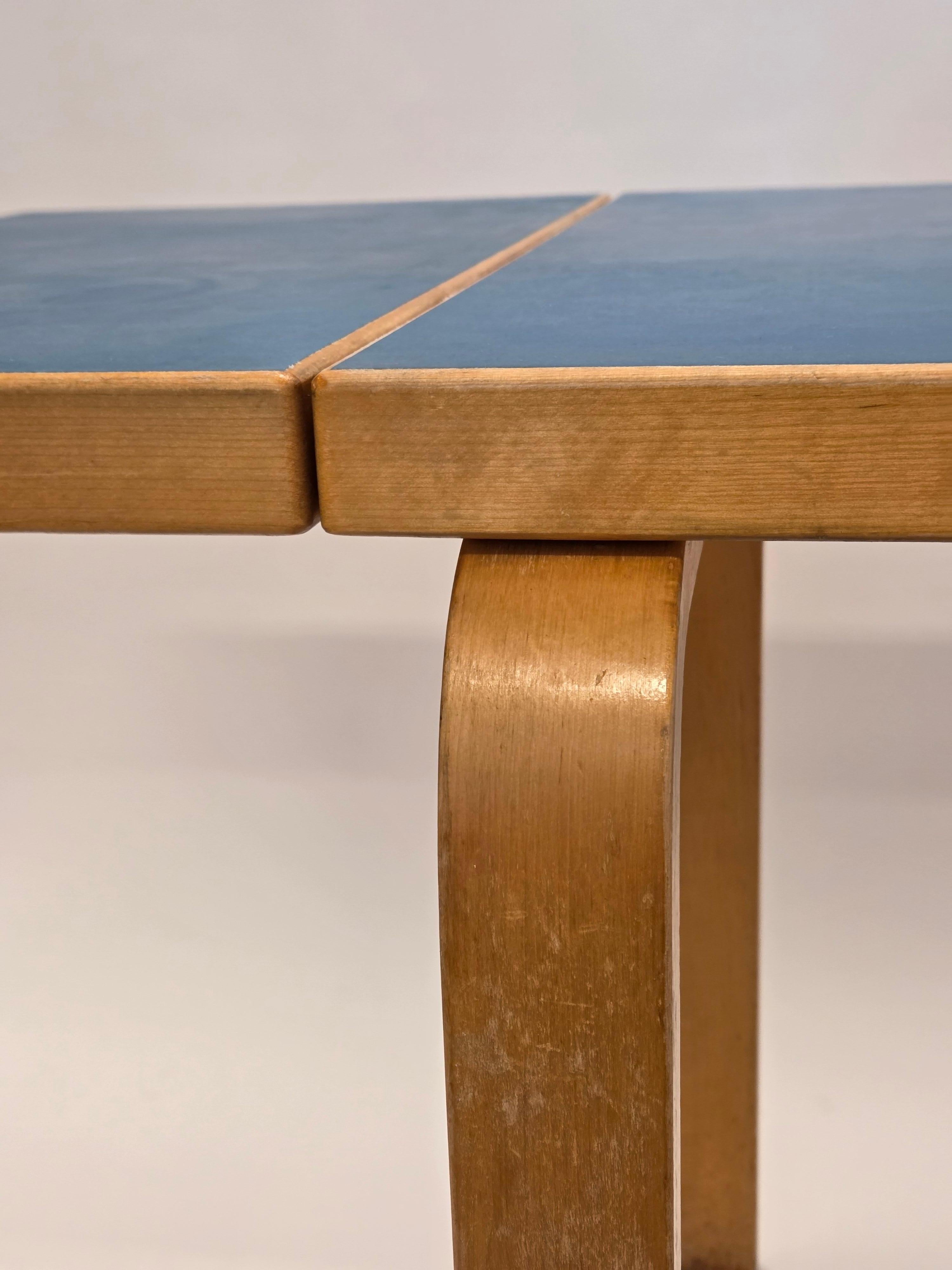 Table pliante DL82 et 65 chaises d'Alvar Aalto+Aalto par Artek 1960s en vente 5