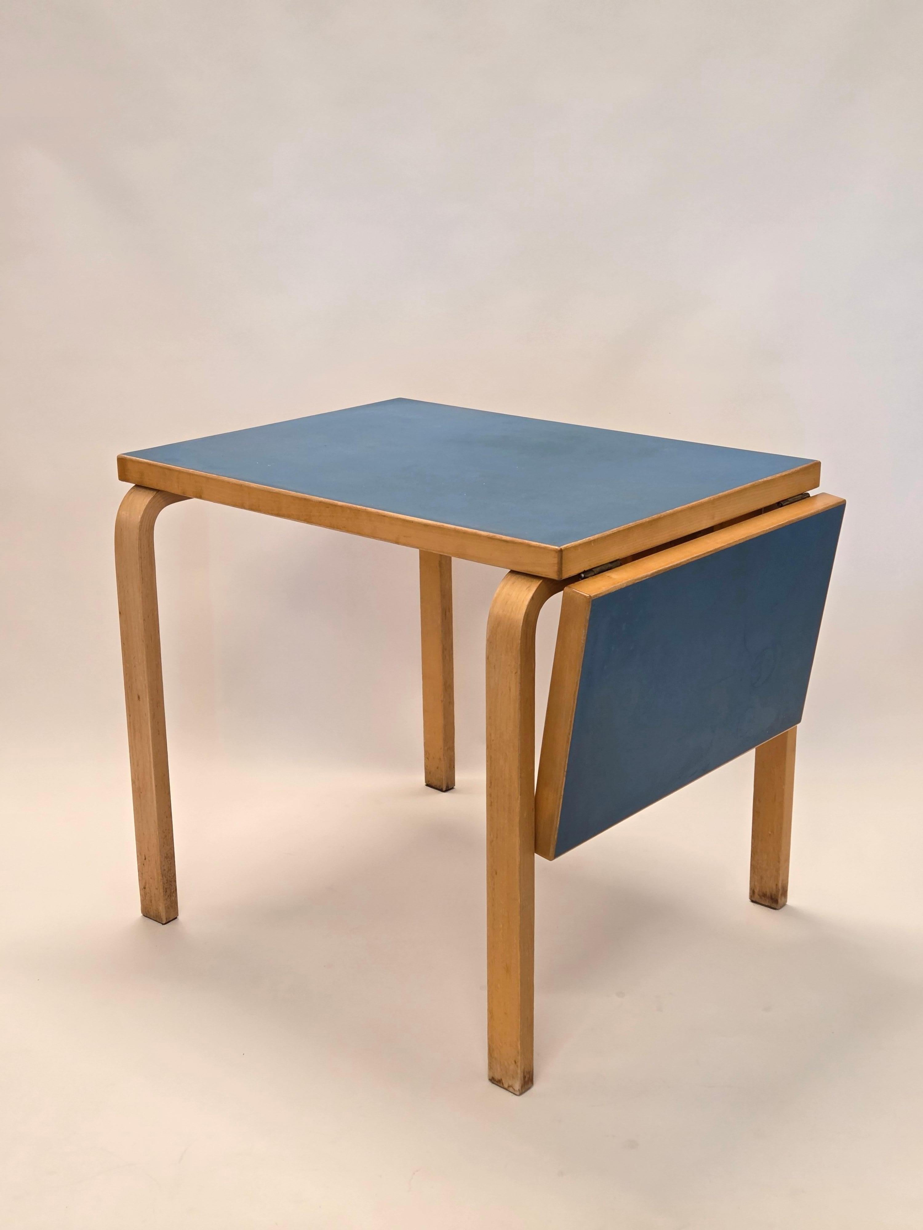 Table pliante DL82 et 65 chaises d'Alvar Aalto+Aalto par Artek 1960s en vente 2