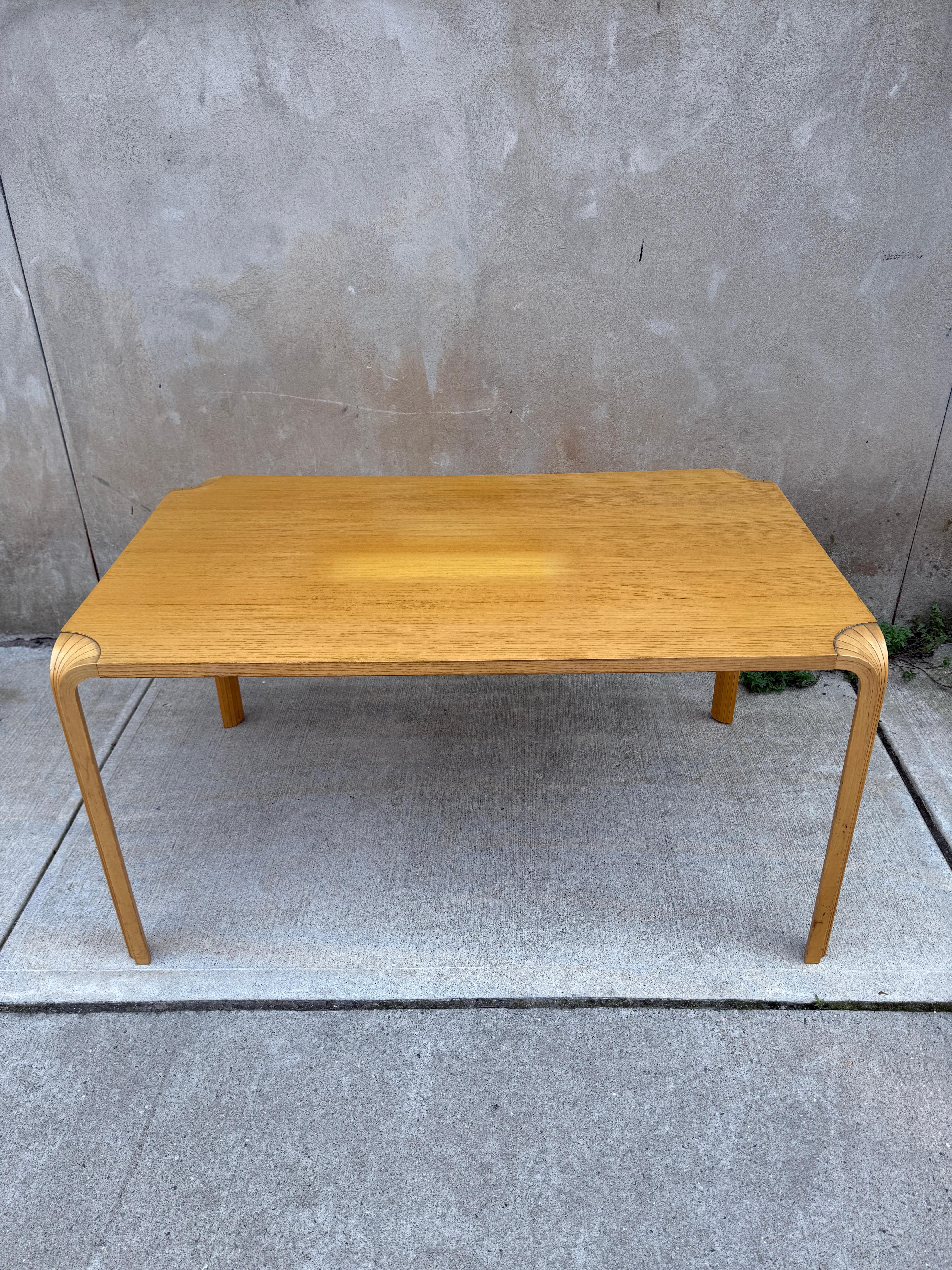 Excelente ejemplo de un diseño muy poco común de Alvar Aalto. Casi imposible de encontrar, y en estado original sin restaurar.  Fabricado por Artek en Finlandia, se trata de un excepcional diseño original de Aalto.  Se utiliza mejor como mesa de