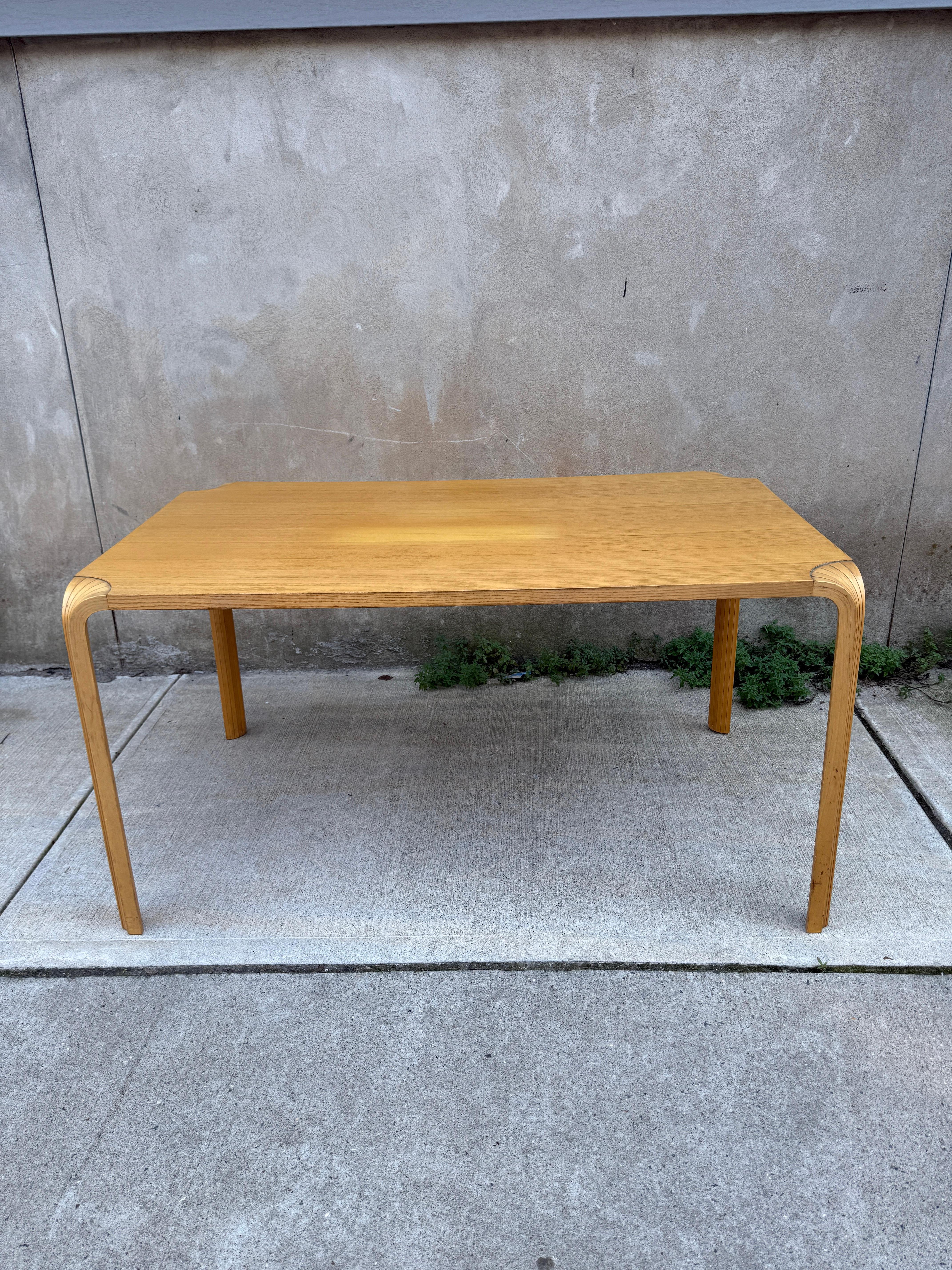 Alvar Aalto para Artek Mesa de comedor Fanleg / Escritorio Finlandés en venta