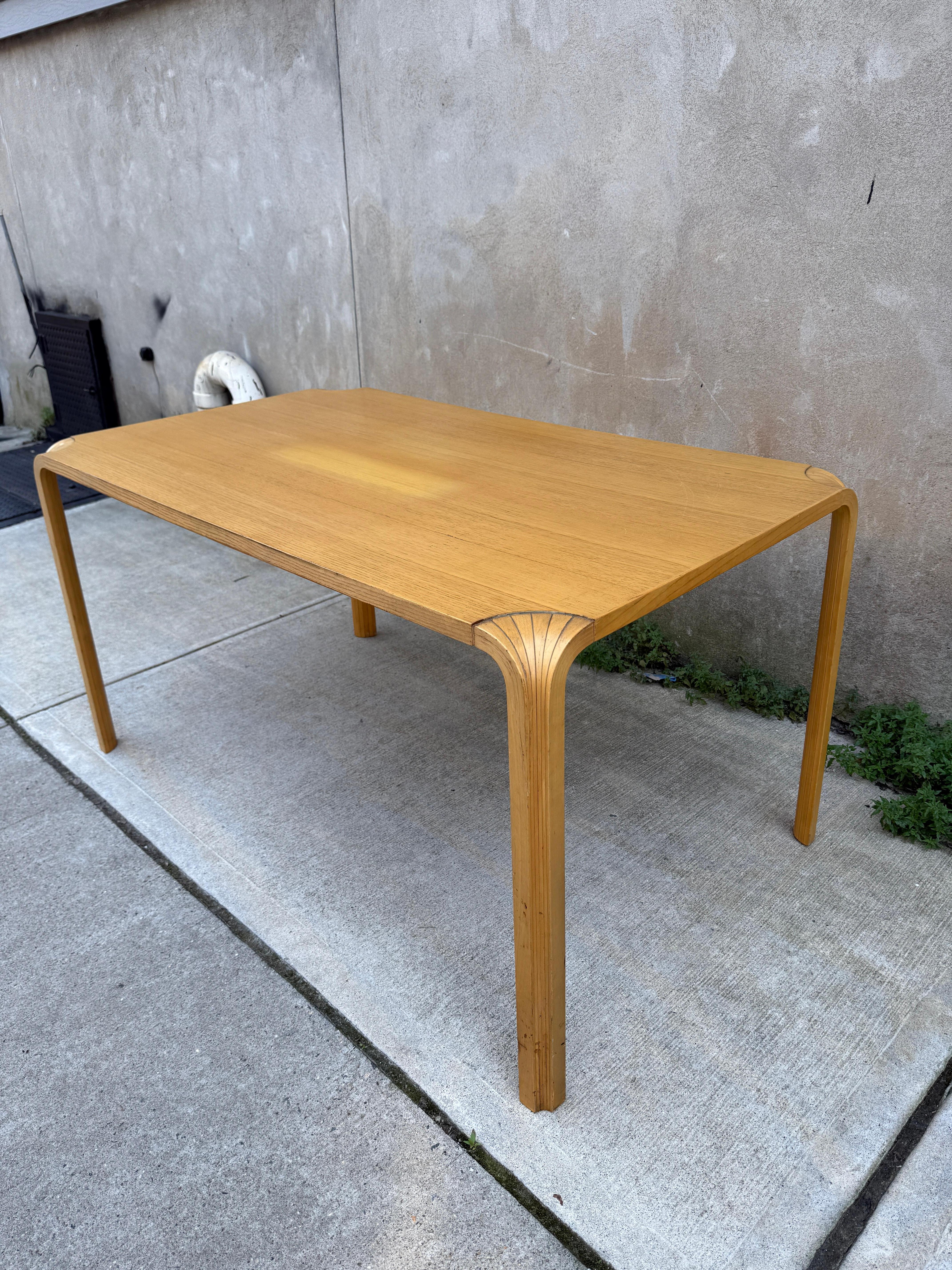 Alvar Aalto para Artek Mesa de comedor Fanleg / Escritorio en Bastante bueno estado para la venta en Jersey City, NJ