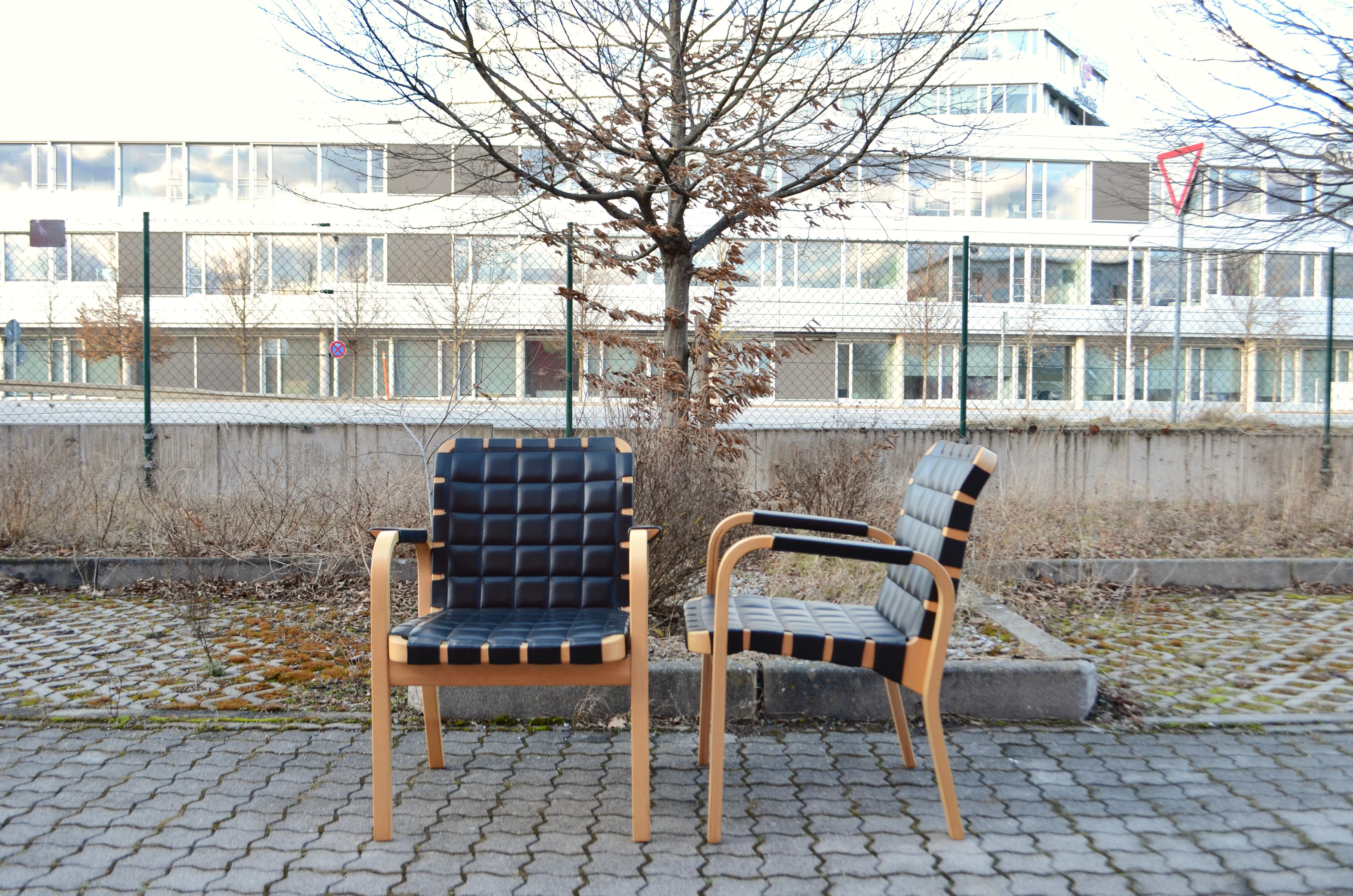 Seltener Sessel Modell 45 von Alvar Aalto, hergestellt aus laminiertem Birkenholz und schwarzem Anilinleder.
Hergestellt von Artek.
Die Stühle sind sehr bequem und leichtgewichtig.
Sie sind in bestem Zustand.
Er wurde nicht oft benutzt. Fast