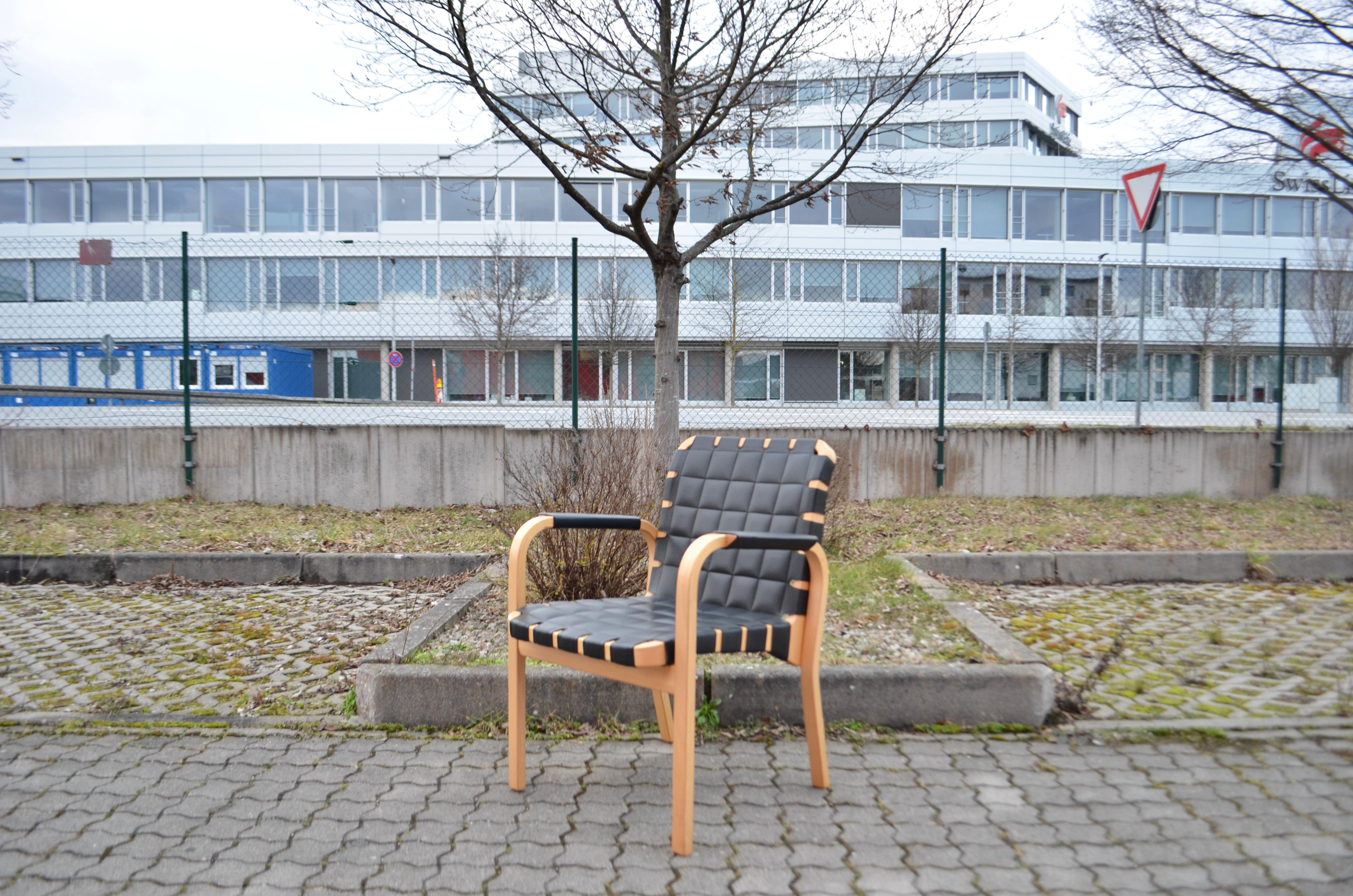Seltener Sessel Modell 45 von Alvar Aalto, hergestellt aus laminiertem Birkenholz und schwarzem Anilinleder.
Hergestellt von Artek.
Die Stühle sind sehr bequem und leichtgewichtig.
Sie sind in bestem Zustand.
Er wurde nicht oft benutzt. Fast