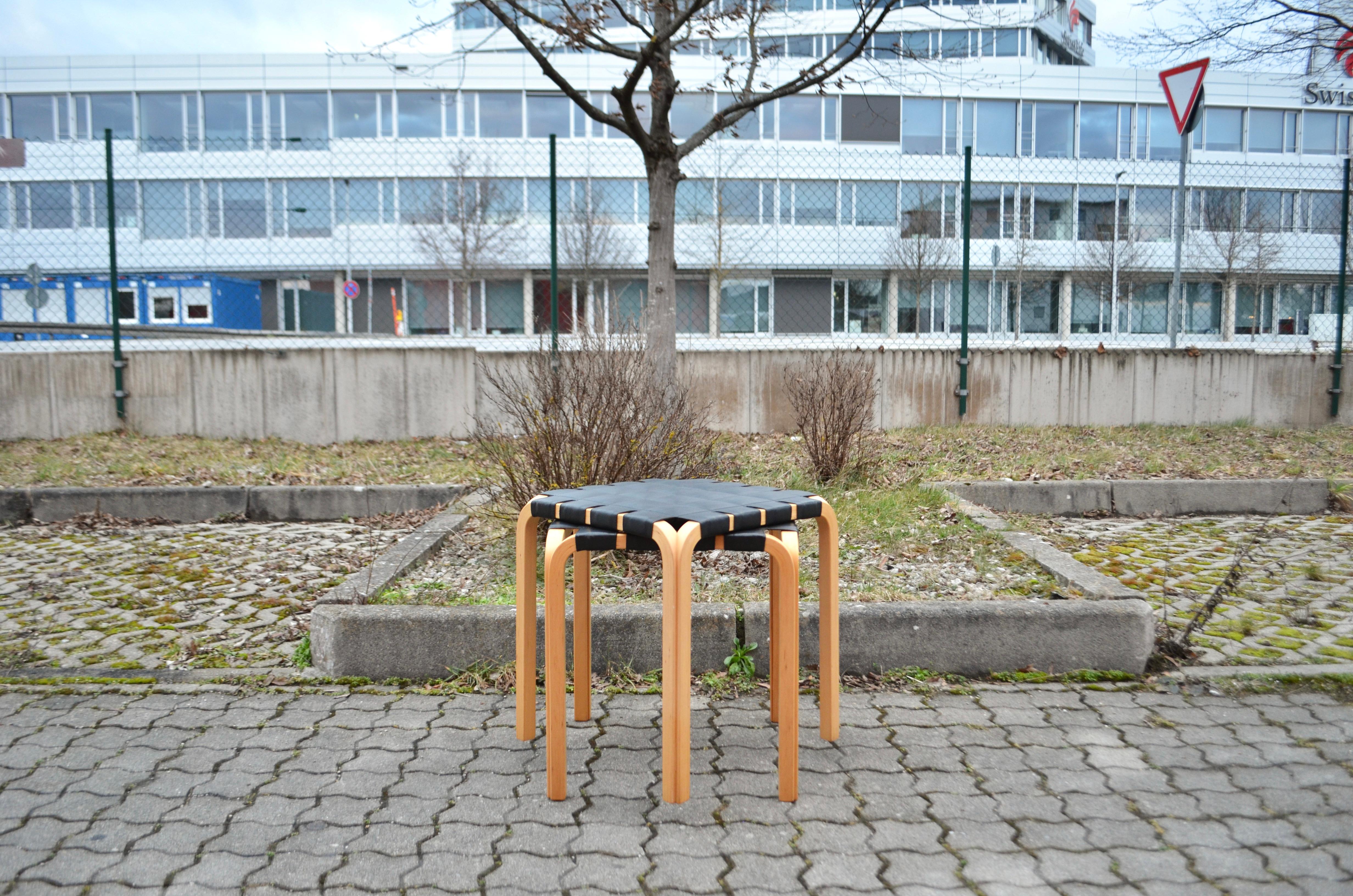 Alvar Aalto für Artek Modell Y61 Hocker Stuhl Schwarz Leder 1 von 2 im Angebot 7