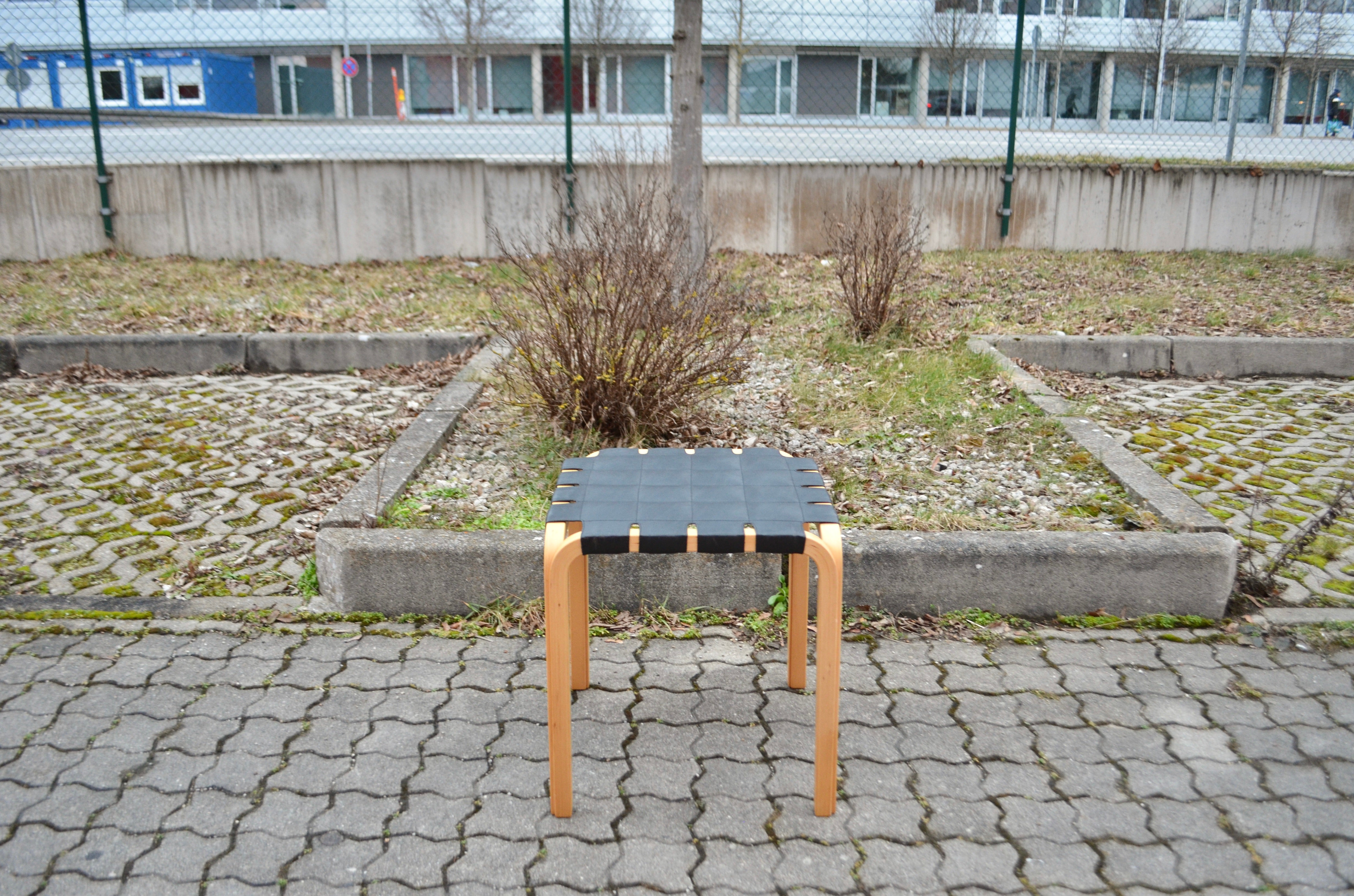Rare stool model Y61 from Alvar Aalto. Made of laminated birch wood and black aniline leather.
Manufactured by Artek.
The stools are comfortable and lightweighted.
They are in best condtion.
It wasn't used often. Near mint