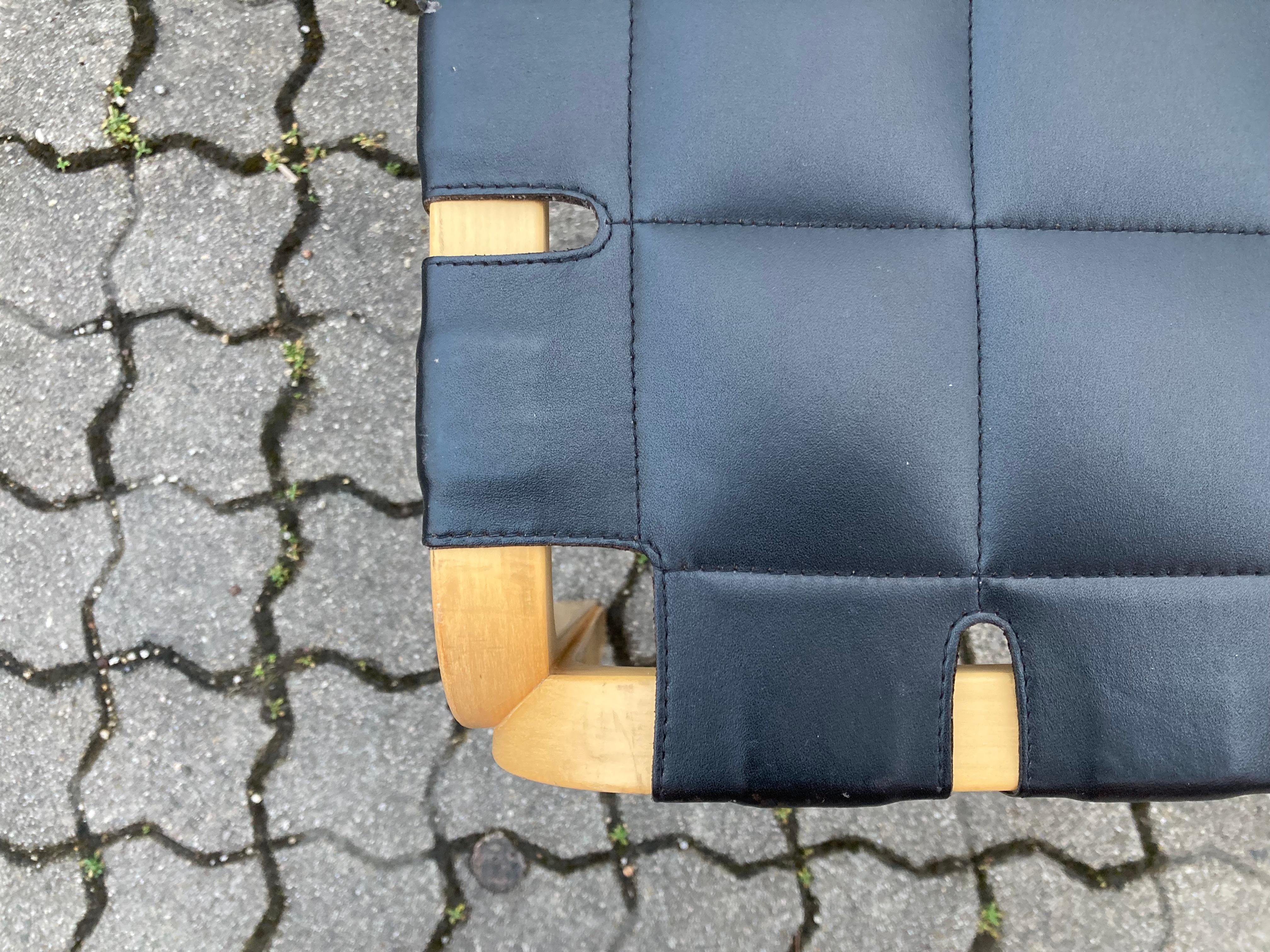 Alvar Aalto für Artek Modell Y61 Hocker Stuhl Schwarz Leder 1 von 2 (Finnisch) im Angebot