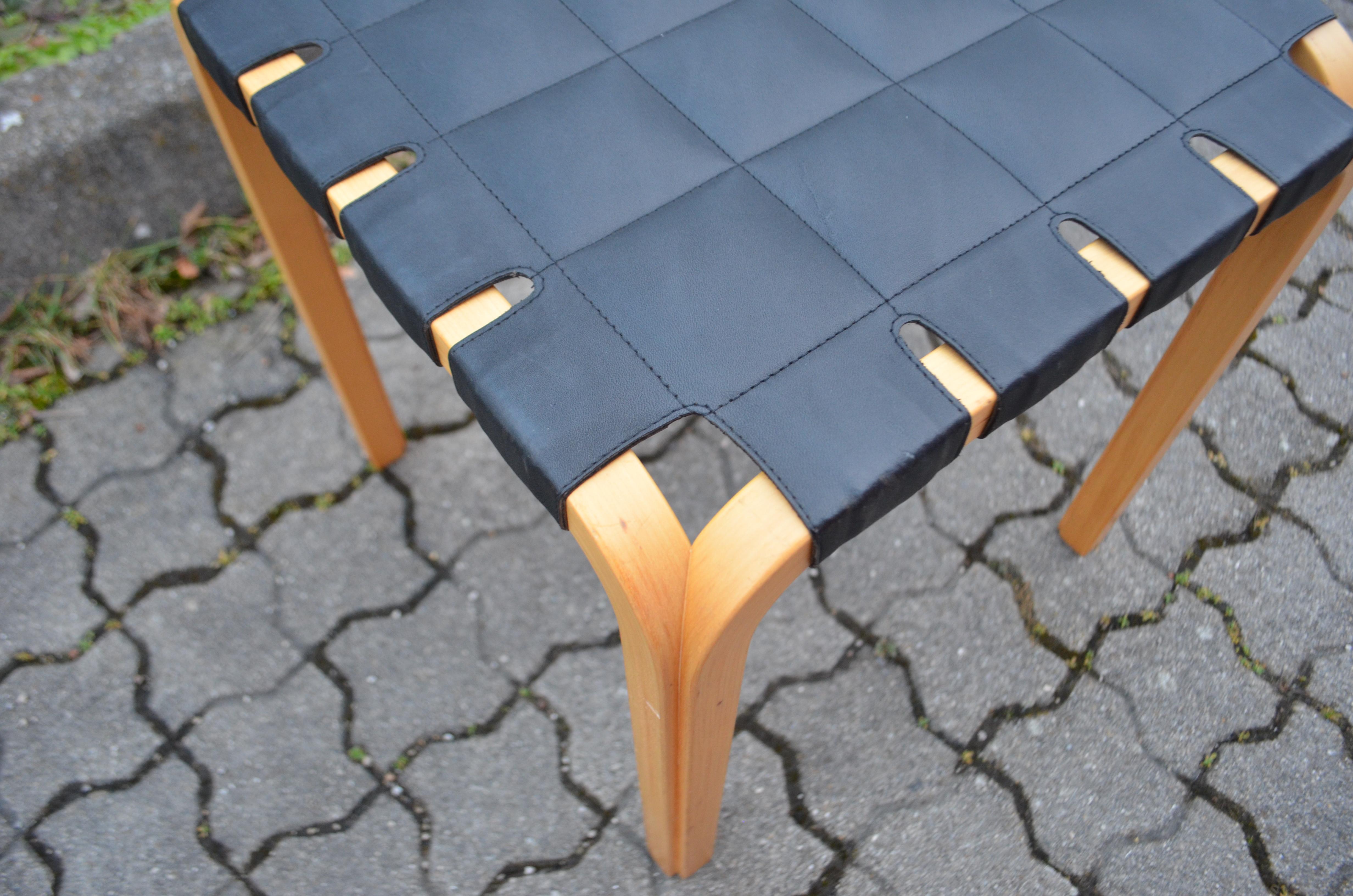 Alvar Aalto für Artek Modell Y61 Hocker Stuhl Schwarz Leder 1 von 2 im Angebot 1