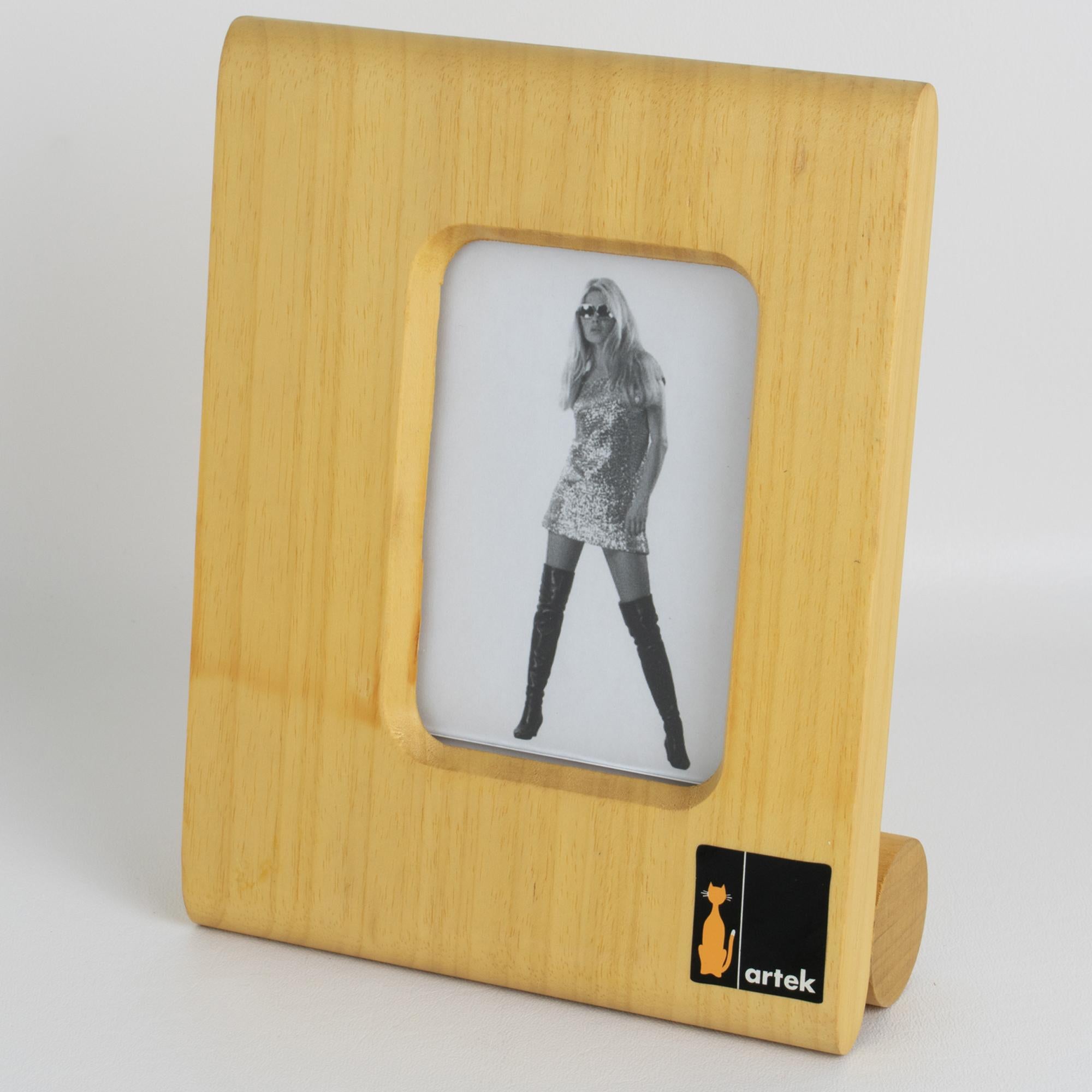 This exceptional pine wood photo frame, designed by renowned Finnish architect and designer Alvar Aalto for Artek, captures the essence of Scandinavian craftsmanship. The rare piece was crafted circa 1970. Aalto, known for his organic and practical