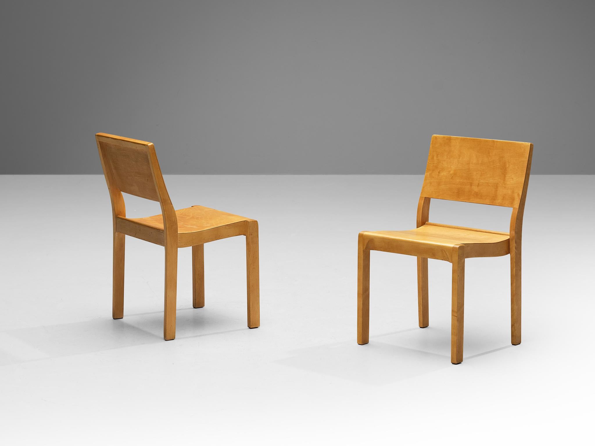 Alvar Aalto for Artek, dining chairs, model '11', birch, plywood, Finland, design 1929

Lovely pair of stackable chairs designed by Alvar Aalto in 1929. This set is manufactured by Artek Finland. These chairs are made in a fresh and natural birch