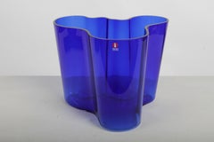 Vaso "Savoy" a forma di onda in vetro blu cobalto, 160 mm, disegnato da Alvar Aalto per Iittala Finland