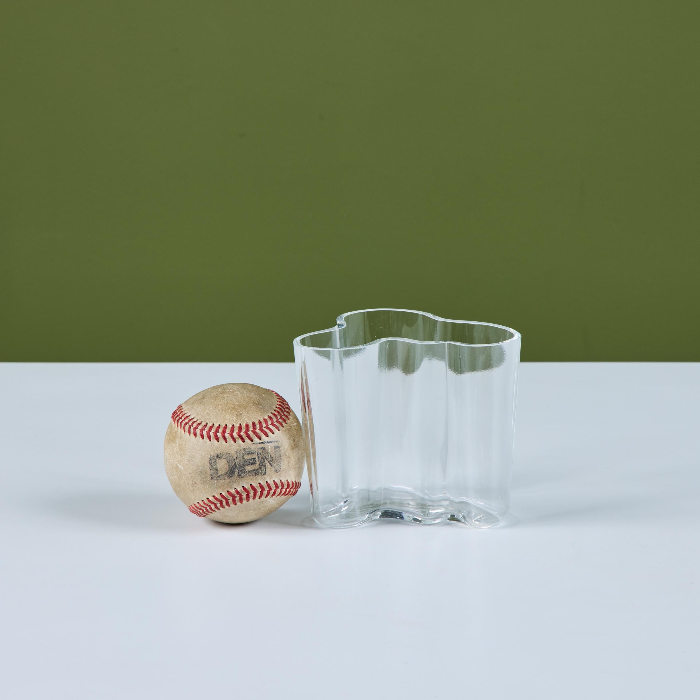 Mid-Century moderno Alvar Aalto per Iittala Vaso di vetro Petite in vendita