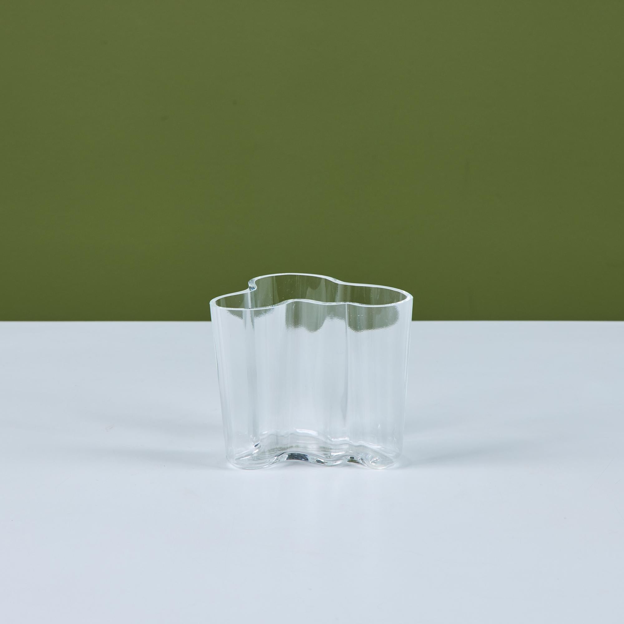 Finlandese Alvar Aalto per Iittala Vaso di vetro Petite in vendita