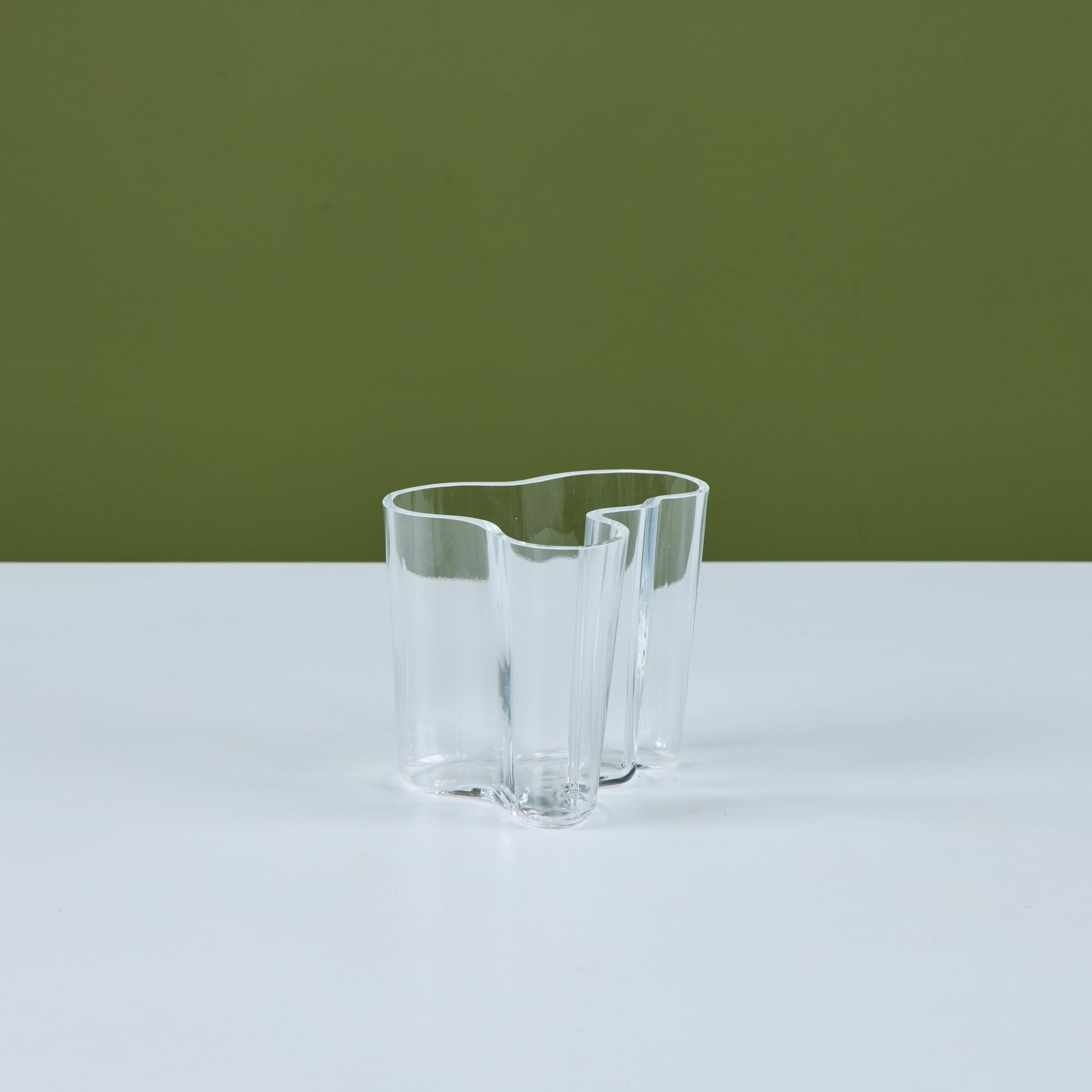 Alvar Aalto per Iittala Vaso di vetro Petite In condizioni buone in vendita a Los Angeles, CA