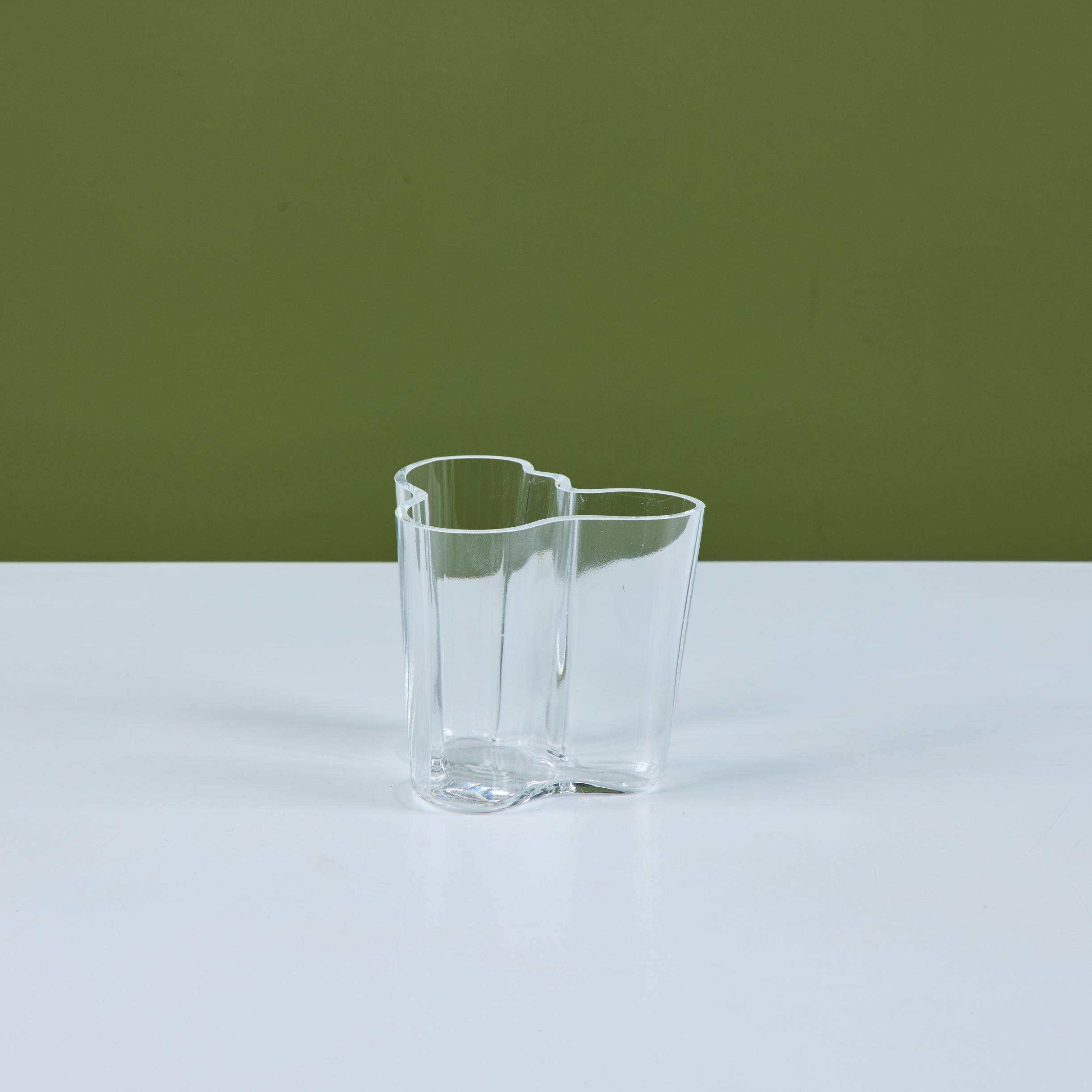 Metà XX secolo Alvar Aalto per Iittala Vaso di vetro Petite in vendita