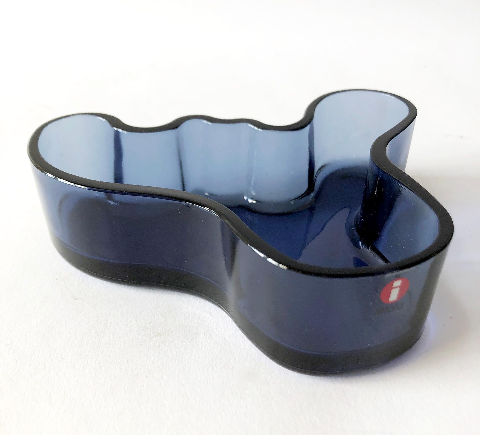 Finnish modernist Savoy vase, dish or bowl designed by Alvar Aalto for Iittala. Bowl was originally designed in 1936, this is a later version and most likely made in the late 20th century. Piece measures 1.5