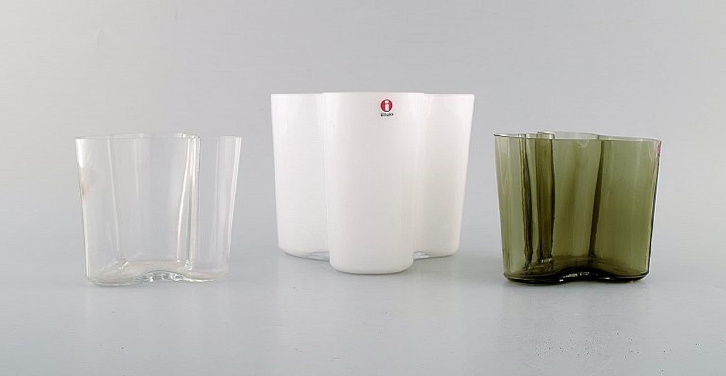 Alvar Aalto für Iittala. Drei Vasen aus grünem, weißem und klarem Kunstglas. 
Hohe Qualität, Ende des 20. Jahrhunderts.
Größte Maße: 14 x 12 cm.
Gestempelt.
In sehr gutem Zustand.